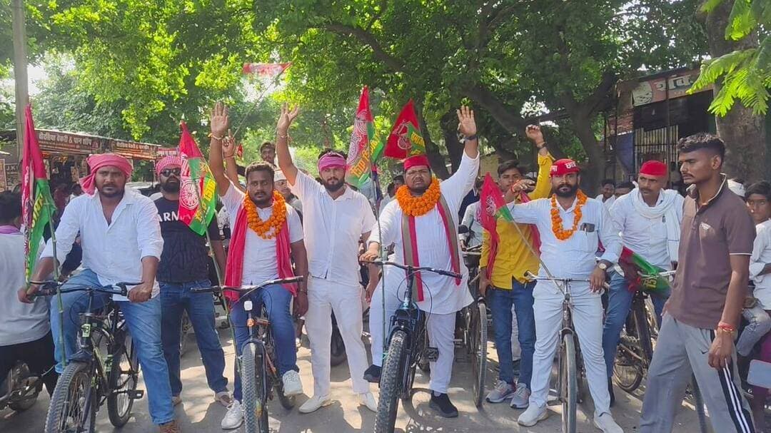 रायबरेली के विधानसभा सलोन-181 में आयोजित दूसरी PDA साइकिल यात्रा के सफल आयोजन के बाद समाजवादी पार्टी के नेता एवं यात्रा के मुख्य अतिथि देवेन्द्र भीमराज पासी ने यात्रा में शामिल सभी नौजवान साथियों, समाजवादी कार्यकर्ताओं, पदाधिकारियों और सहयोगियों का हृदय से आभार जताया।
देवेन्द्र भीमराज पासी ने कहा कि PDA साइकिल यात्रा में जिस तरह से बड़ी संख्या में युवाओं और कार्यकर्ताओं ने भागीदारी की, वह संगठन की एकजुटता और आगामी विधानसभा चुनाव 2027 को लेकर कार्यकर्ताओं के उत्साह को दर्शाता है। उन्होंने कहा कि कार्यकर्ताओं का जोश, मेहनत और संघर्ष ही संगठन की सबसे बड़ी ताकत है।
इस दौरान उन्होंने यात्रा के आयोजक विश्वास मौर्य सहित कौशलेंद्र अंबेडकर, अयान खान, आशीष कोहली, मंजीत पासी, सुधांशु, मुकुल भीमराज, अभिषेक यादव, आदित्य यादव, अविनाश यादव, अनुराग यादव, संदीप पासी, प्रमोद पासी शहादत, विनय यादव, उदय राज, सोनू पासी, बबलू पासी, मोनू पासी, अमित देव मौर्य, सुभाष माली, रज्जन यादव, मंजीत यादव, भोला यादव और रविंद्र पासी समेत यात्रा में शामिल सभी साथियों का विशेष रूप से धन्यवाद किया।
देवेन्द्र भीमराज पासी ने कहा कि PDA की विचारधारा को मजबूत करने और सामाजिक न्याय, समानता एवं संविधान की रक्षा के लिए संघर्ष लगातार जारी रहेगा। उन्होंने कार्यकर्ताओं से इसी तरह एकजुट होकर संगठन को मजबूत करने की अपील की।
बताते चलें कि देवेन्द्र भीमराज पासी विधानसभा सलोन-181 के प्रभारी होने के साथ विधानसभा ऊंचाहार एवं सदर रायबरेली के प्रभारी भी हैं।
कार्यकर्ताओं ने इस दौरान जय भीम, जय समाजवाद और जय संविधान के नारों के साथ PDA की एकजुटता का संदेश दिया।