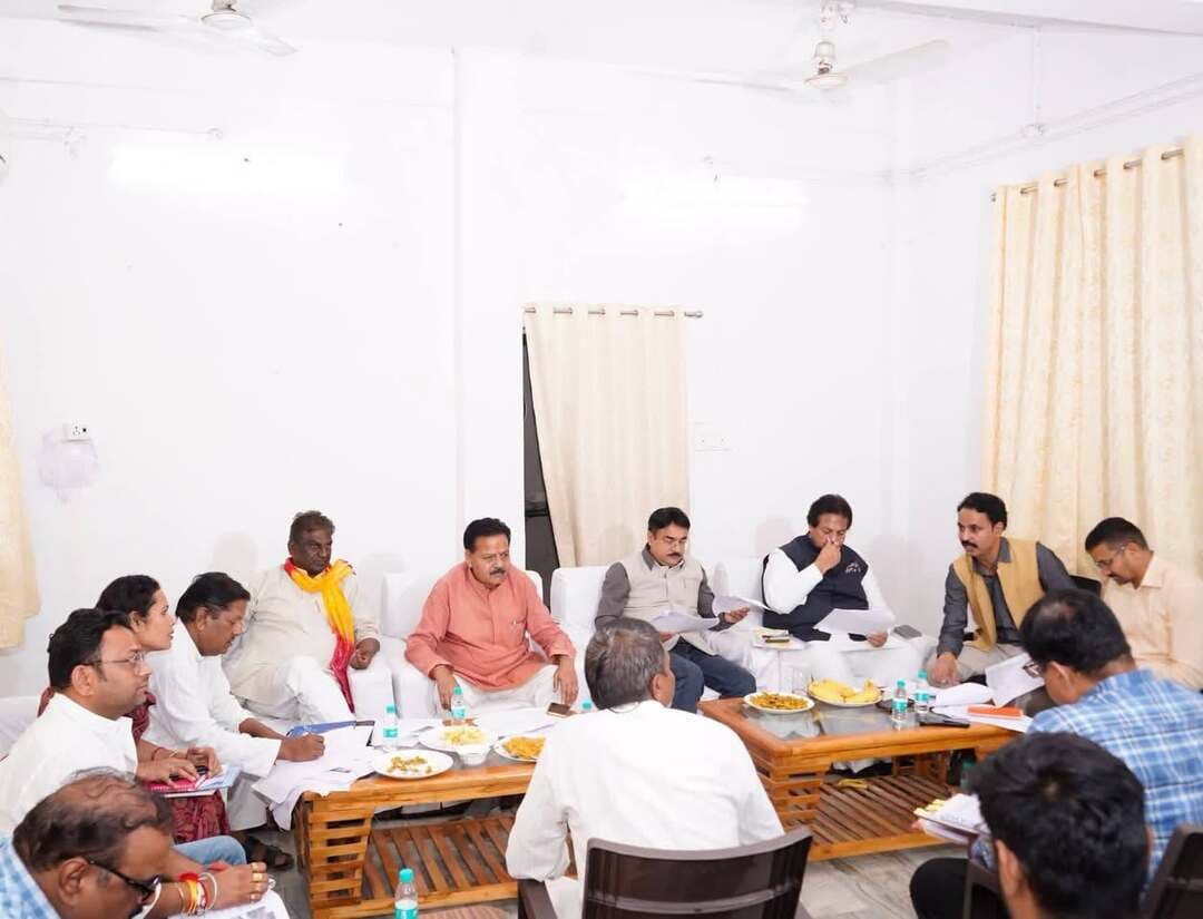 जिले में 17 सितम्बर से एक माह तक चलेगा सेवा संकल्प अभियान
घर दीप प्रज्ज्वलन से लेकर जन सेवक महाकुंभ जैसे होंगे आयोजन
जिले ने अभियान के सफल आयोजन हेतु जनप्रतिनिधियों और अधिकारियों की संयुक्त बैठक संपन्न
––––
––––
मध्यप्रदेश में 17 सितंबर से 17अक्टूबर 2026 तक सेवा संकल्प अभियान चलाया जायेगा। रायसेन जिले में इस अभियान के प्रभावी और सफल संचालन हेतु रायसेन स्थित सर्किट हाउस में जनप्रतिनिधियों और प्रशासनिक अधिकारियों की संयुक्त बैठक आयोजित की गई। जिसमें स्वास्थ्य राज्यमंत्री श्री नरेंद्र शिवाजी पटेल, सांची विधायक डॉ प्रभुराम चौधरी, भोजपुर विधायक श्री सुरेंद्र पटवा, पूर्व कैबिनेट मंत्री श्री रामपाल सिंह, श्री राकेश शर्मा सहित अन्य जनप्रतिनिधि, जिला पंचायत सीईओ श्री कमल सोलंकी, डिप्टी कलेक्टर्स तथा अन्य अधिकारी सम्मिलित हुए। बैठक में जिले में सेवा संकल्प अभियान के तहत आयोजित होने वाली विभिन्न गतिविधियों और कार्यक्रमों के आयोजन की रूपरेखा और तैयारियों के संबंध में विस्तृत चर्चा की गई।
उल्लेखनीय है कि सेवा संकल्प अभियान 2026 के अंतर्गत जिले में नागरिकों की सेवा से जुड़े प्रकल्वों का आयोजन क्रमबद्ध रूप से किया जाएगा। सेवा संकल्प अभियान 2026 में अनेक गतिविधियां होंगी जिसमें आर्शीवाद का दीया जलाना, यानि हितग्राही परिवारों के घर पर दीप प्रज्ज्वलन, सेवा चित्र राष्ट्रव्यापी ड्राईंग और भाषण प्रतियोगिता, सेवा स्मरण संगीतमय नाट्य प्रस्तुतियां, आंगन का मिलन यानि आंगनबाडी कार्यकर्ताओं का सम्मान एवं बच्चों तथा माताओं की सक्रिय भागीदारी, कहानी बदलाव के तहत सरकार की योजनाओं से जीवन में आए सकारात्मक बदलाव की सक्सेस स्टोरी, सेवा ज्योति यात्रा में गांव , जिला स्तर की जनभागीदारी यात्रा, विकसित भारत के निर्माण के संकल्प के साथ, वड़नगर (गुजरात) से वाराणसी यात्रा जल, जन और सेवा संकल्प यात्रा, सेवा-मेरा योगदान के तहत 25 प्रमुख सेवा गतिविधियों में नागरिकों की भागीदारी होगी।
#Raisen