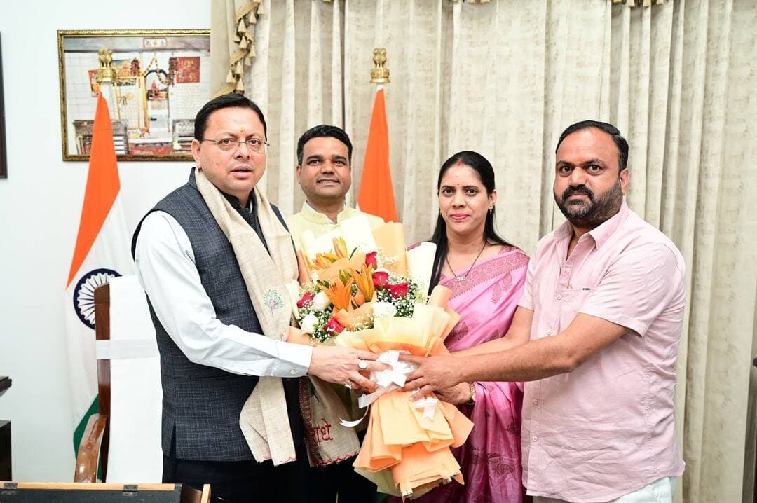 *जिला सहकारी बैंक के नवनिर्वाचित पदाधिकारियों ने मुख्यमंत्री श्री पुष्कर सिंह धामी से की शिष्टाचार भेंट*
*मुख्यमंत्री ने सभी नवनिर्वाचित पदाधिकारियों को दी बधाई एवं शुभकामनाएं, कहा—सहकारिता क्षेत्र को सशक्त बनाने में निभाएं महत्वपूर्ण भूमिका*
मुख्यमंत्री श्री पुष्कर सिंह धामी से रविवार को मुख्यमंत्री आवास में जिला सहकारी बैंक के चुनाव में विजयी हुए नवनिर्वाचित पदाधिकारियों ने शिष्टाचार भेंट की। इस दौरान नवनिर्वाचित पदाधिकारियों ने मुख्यमंत्री को अपनी जीत से अवगत कराया और उनका मार्गदर्शन प्राप्त किया।
मुख्यमंत्री श्री पुष्कर सिंह धामी ने जिला सहकारी बैंक के चुनाव में विजय प्राप्त करने वाले सभी नवनिर्वाचित पदाधिकारियों को हार्दिक बधाई एवं शुभकामनाएं दीं। उन्होंने कहा कि चुनाव में मिली जीत जनता एवं प्रतिनिधियों के विश्वास का प्रतीक है और इसके साथ नई जिम्मेदारी भी जुड़ी है। उन्होंने सभी नवनिर्वाचित पदाधिकारियों से अपेक्षा की कि वे पूरी निष्ठा, पारदर्शिता और समर्पण के साथ अपने दायित्वों का निर्वहन करते हुए सहकारिता क्षेत्र को और अधिक मजबूत बनाने की दिशा में कार्य करेंगे।
मुख्यमंत्री ने कहा कि सहकारिता उत्तराखंड की ग्रामीण अर्थव्यवस्था की महत्वपूर्ण आधारशिला है। सहकारी संस्थाओं के माध्यम से किसानों, महिलाओं, युवाओं और ग्रामीण क्षेत्रों के लोगों को आर्थिक रूप से सशक्त बनाने के साथ ही स्वरोजगार एवं आजीविका के नए अवसर उपलब्ध कराए जा सकते हैं। राज्य सरकार सहकारिता क्षेत्र को मजबूत करने के लिए निरंतर प्रयास कर रही है।
श्री धामी ने कहा कि सहकारिता के माध्यम से अंतिम पंक्ति में खड़े व्यक्ति तक विकास और आर्थिक अवसरों का लाभ पहुंचाना राज्य सरकार की प्राथमिकताओं में शामिल है। उन्होंने नवनिर्वाचित पदाधिकारियों से अपने अनुभव एवं ऊर्जा का उपयोग करते हुए बैंक की कार्यप्रणाली को और अधिक प्रभावी बनाने तथा आमजन के हित में कार्य करने का आह्वान किया।
नवनिर्वाचित पदाधिकारियों ने मुख्यमंत्री श्री धामी का आभार व्यक्त करते हुए कहा कि वे उन्हें मिली जिम्मेदारी का पूरी प्रतिबद्धता के साथ निर्वहन करेंगे और सहकारिता क्षेत्र को मजबूत बनाने के लिए सक्रियता से कार्य करेंगे।
इस अवसर पर जिला सहकारी बैंक, उत्तरकाशी की नवनिर्वाचित अध्यक्ष श्रीमती शारदा राणा, नवनिर्वाचित उपाध्यक्ष श्री हरिमोहन सिंह चंद, पूर्व जिलाध्यक्ष भाजपा एवं प्रदेश कार्यसमिति सदस्य श्री सतेंद्र राणा, नवनिर्वाचित निदेशक श्री जगमोहन राणा तथा भाजपा प्रदेश मीडिया प्रभारी श्री मनवीर सिंह चौहान उपस्थित रहे।