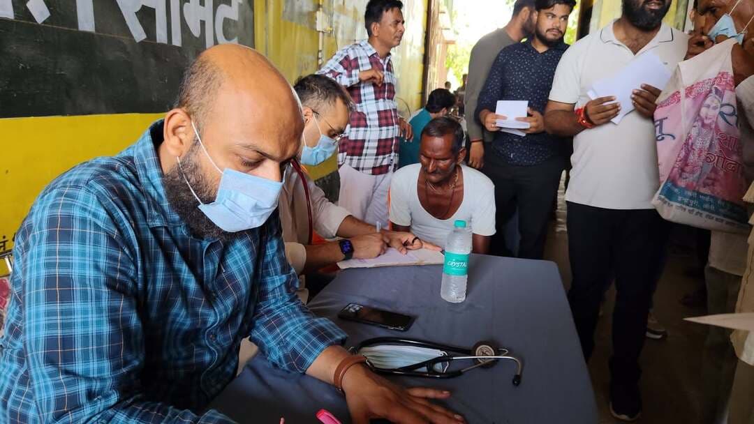 अमृतपुर के चिलसरा में लगा सुपर स्पेशलिस्ट मेडिकल कैंप, 1200 से अधिक बाढ़ प्रभावितों को मिला मुफ्त इलाज
“मैं नेता नहीं, बेटा बनकर आया हूं”—डॉ. युवराज सिंह की स्वास्थ्य सेवा से भावुक हुए ग्रामीण
फर्रुखाबाद/अमृतपुर। बाढ़ की विभीषिका से जूझ रहे अमृतपुर विधानसभा क्षेत्र के चिलसरा गांव में रविवार को जनसेवा की अनूठी मिसाल देखने को मिली। यहां आयोजित विशाल निःशुल्क सुपर स्पेशलिस्ट मेडिकल कैंप में 1200 से अधिक बाढ़ प्रभावित ग्रामीणों ने पहुंचकर विशेषज्ञ चिकित्सकों से स्वास्थ्य परीक्षण, परामर्श और उपचार का लाभ उठाया।
शिविर में मरीजों की ईसीजी, ब्लड शुगर, ऑक्सीजन लेवल (SpO₂) और ब्लड प्रेशर सहित विभिन्न महत्वपूर्ण जांचें पूरी तरह निशुल्क की गईं। जांच के उपरांत योग्य चिकित्सकों ने मरीजों को आवश्यक चिकित्सकीय परामर्श दिया तथा जरूरतमंदों को मुफ्त दवाओं का वितरण भी किया गया।
कार्यक्रम का आयोजन गुड्डू प्रधान के निवास पर किया गया। कठिन परिस्थितियों के बावजूद बड़ी संख्या में ग्रामीणों की मौजूदगी ने शिविर की उपयोगिता को दर्शाया। बाढ़ प्रभावित परिवारों ने इस पहल को संकट की घड़ी में बड़ी राहत बताया।
बुजुर्ग ग्रामीण की बात ने माहौल किया भावुक
मेडिकल कैंप के दौरान एक भावुक कर देने वाला प्रसंग भी सामने आया। भाजपा के युवा नेता एवं चिकित्सक डॉ. युवराज सिंह जब मरीजों का हालचाल जान रहे थे, तभी एक बुजुर्ग ग्रामीण ने उनका हाथ पकड़कर कहा, “नेता तो बहुत देखे हैं, लेकिन आपको देखकर परिवार जैसा लगता है। चुनाव के बाद भी आप हमारे बीच आएंगे ना?”
इस पर डॉ. युवराज सिंह ने संवेदनशीलता के साथ जवाब दिया, “मैं यहां नेता नहीं, बेटा बनकर आया हूं। पूरा अमृतपुर विधानसभा क्षेत्र मेरा परिवार है और अपने परिवार से कोई दूर कैसे रह सकता है?”
उनके इस जवाब ने वहां मौजूद ग्रामीणों को भावुक कर दिया।
बाढ़ प्रभावित क्षेत्रों में लगातार सक्रियता
डॉ. युवराज सिंह पिछले कई दिनों से बाढ़ प्रभावित क्षेत्रों में स्वास्थ्य सेवाओं को पहुंचाने के लिए लगातार सक्रिय हैं। उनके द्वारा आयोजित मेडिकल कैंपों में ग्रामीणों को विशेषज्ञ चिकित्सकीय सलाह, जांच और आवश्यक दवाएं उपलब्ध कराई जा रही हैं।
उन्होंने कहा कि जनसेवा का उद्देश्य केवल इलाज उपलब्ध कराना नहीं, बल्कि कठिन समय में जरूरतमंद परिवारों तक समय पर सहायता पहुंचाना है। अमृतपुर विधानसभा क्षेत्र के बाढ़ प्रभावित गांवों में स्वास्थ्य सेवाओं की यह पहल ग्रामीणों के बीच चर्चा का विषय बनी हुई है।
फेसबुक पर शेयर करने हेतु टैग:
#DrYuvrajSingh #डॉ_युवराज_सिंह #Amritpur #अमृतपुर #Farrukhabad #फर्रुखाबाद #MedicalCamp #SuperSpecialistCamp #मेडिकल_कैंप #बाढ़_राहत #जनसेवा #स्वास्थ्य_सेवा #FloodAffected #BJP #भाजपा #YouthLeadership #युवा_नेतृत्व #FreeMedicalCamp #जनता_की_सेवा