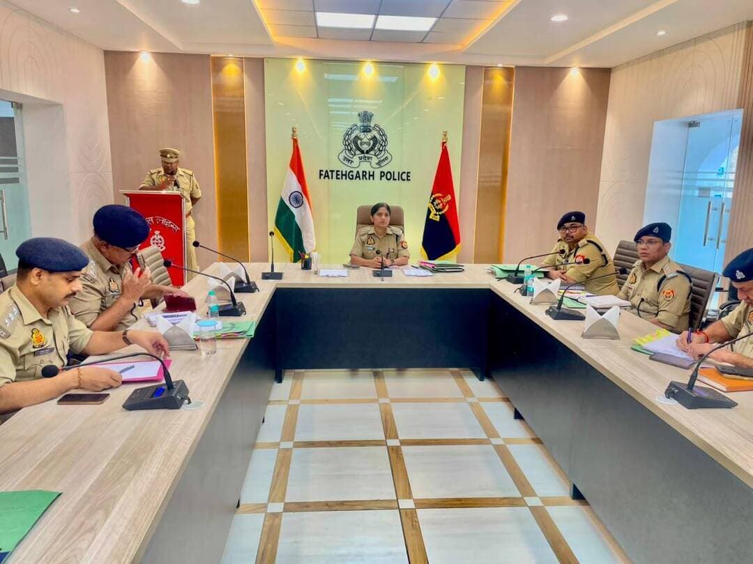 सैनिक सम्मेलन में एसपी ने पुलिस अधिकारियों को दिए सख्त निर्देश, अपराध नियंत्रण और जनशिकायतों के त्वरित निस्तारण पर जोर
मासिक अपराध गोष्ठी में महिला अपराध, लंबित विवेचनाओं और वांछित अभियुक्तों की गिरफ्तारी की हुई समीक्षा
फर्रुखाबाद। पुलिस अधीक्षक फतेहगढ़ द्वारा 13 सितंबर 2026 को पुलिस लाइन स्थित सभागार में सैनिक सम्मेलन एवं मासिक अपराध गोष्ठी का आयोजन किया गया। गोष्ठी में जिले की कानून-व्यवस्था, अपराध नियंत्रण और पुलिसिंग व्यवस्था को लेकर विस्तृत समीक्षा की गई।
बैठक के दौरान अपराध नियंत्रण, कानून-व्यवस्था सुदृढ़ीकरण, महिला संबंधी अपराधों में प्रभावी कार्रवाई, लंबित विवेचनाओं के गुणवत्तापूर्ण निस्तारण तथा जनशिकायतों के समयबद्ध समाधान को लेकर अधिकारियों को आवश्यक दिशा-निर्देश दिए गए।
एसपी ने बीट पुलिसिंग को और अधिक प्रभावी बनाने, यातायात व्यवस्था को सुचारु रखने तथा वांछित अभियुक्तों की गिरफ्तारी में तेजी लाने पर विशेष जोर दिया। गोष्ठी में शामिल अन्य महत्वपूर्ण एजेंडा बिंदुओं की भी समीक्षा करते हुए संबंधित अधिकारियों को आवश्यक कार्रवाई सुनिश्चित करने के निर्देश दिए गए।
पुलिसकर्मियों की समस्याएं भी सुनी गईं
सैनिक सम्मेलन के दौरान पुलिसकर्मियों की समस्याओं और सुझावों को गंभीरता से सुना गया। संबंधित अधिकारियों को कर्मचारियों की समस्याओं का समयबद्ध निस्तारण सुनिश्चित करने के निर्देश दिए गए।
पुलिस अधीक्षक ने पुलिसकर्मियों को अनुशासन, ईमानदारी, संवेदनशीलता और जनसेवा की भावना के साथ अपने कर्तव्यों का निर्वहन करने के लिए प्रेरित किया।
गोष्ठी का उद्देश्य जिले में कानून-व्यवस्था को और मजबूत बनाना तथा जनता को बेहतर एवं त्वरित पुलिस सेवाएं उपलब्ध कराना रहा।
#FatehgarhPolice #फर्रुखाबाद_पुलिस #UPPolice #पुलिस_गोष्ठी #सैनिक_सम्मेलन #अपराध_नियंत्रण #कानून_व्यवस्था #महिला_सुरक्षा #जनसेवा #PoliceNews #BreakingNews