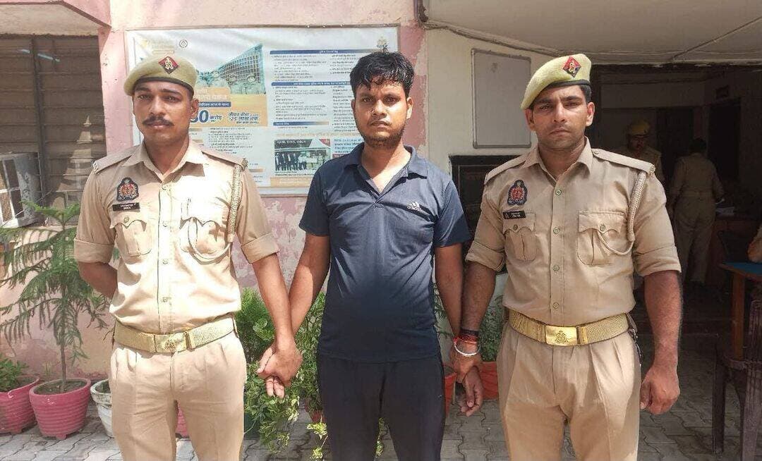 विधवा पेंशन का झांसा देकर खाते से उड़ाए पांच लाख, आरोपी गिरफ्तार
शाहजहांपुर में महिला के खाते से रकम ट्रांसफर करने का आरोप, धमकी देने का भी मामला; पुलिस ने जेल भेजा
शाहजहांपुर। विधवा पेंशन दिलाने का झांसा देकर महिला के बैंक खाते से पांच लाख रुपये दूसरे खातों में ट्रांसफर करने और रकम वापस मांगने पर जान से मारने की धमकी देने के मामले में रामचंद्र मिशन थाना पुलिस ने आरोपी को गिरफ्तार कर लिया। विधिक कार्रवाई के बाद आरोपी को न्यायालय में पेश किया गया, जहां से उसे जेल भेज दिया गया।
मिश्रीपुर निवासी मीरा देवी ने 15 जुलाई को पुलिस को तहरीर देकर रौसर कोठी निवासी नमन पुत्र त्रिलोकी सिंह के खिलाफ मुकदमा दर्ज कराया था। बताया गया कि मीरा देवी के पति धर्मपाल की वर्ष 2023 में मैकडावल फैक्ट्री में काम करने के दौरान मौत हो गई थी। कंपनी की ओर से मिले पांच लाख रुपये मुआवजे की धनराशि उनके बैंक खाते में जमा थी।
पेंशन के नाम पर मांगे दस्तावेज और ओटीपी का किया इस्तेमाल
आरोप है कि कुछ समय बाद नमन ने मीरा देवी से संपर्क कर विधवा पेंशन दिलाने का भरोसा दिया। इसके लिए आधार कार्ड, पैन कार्ड और मोबाइल नंबर की जानकारी ली गई। महिला के अनुसार, बाद में खाते से जुड़े ओटीपी का इस्तेमाल कर अलग-अलग खातों में रकम ट्रांसफर कर दी गई।
25 नवंबर 2025 को हुआ ठगी का खुलासा
मीरा देवी को जब रुपये की जरूरत पड़ी तो उन्होंने 25 नवंबर 2025 को बैंक पहुंचकर खाते की जानकारी ली। बैंक स्टेटमेंट में अलग-अलग खातों में धनराशि ट्रांसफर होने का पता चला। इसके बाद उनके बेटे रजत ने आरोपी नमन से फोन पर संपर्क किया।
परिजनों का आरोप है कि बातचीत के दौरान नमन ने रकम निकालने की बात स्वीकार करते हुए 26 नवंबर को रुपये वापस करने का आश्वासन दिया। इस बातचीत की रिकॉर्डिंग भी रजत के मोबाइल में होने का दावा किया गया है।
आरोप है कि तय समय पर रुपये वापस नहीं करने पर दोबारा रकम मांगने पर नमन ने रजत को जान से मारने की धमकी दी। इसके बाद मामले की शिकायत पुलिस से की गई।
मुखबिर की सूचना पर गिरफ्तारी
रामचंद्र मिशन थाना पुलिस ने मुखबिर की सूचना पर रविवार रात आरोपी नमन को भट्टा चौराहा, रौसर कोठी से गिरफ्तार कर लिया। आवश्यक विधिक कार्रवाई के बाद उसे न्यायालय में पेश किया गया, जहां से जेल भेज दिया गया।
पुलिस मामले की जांच कर रही है।
<nis:link nis:type=tag nis:id=shahjahanpur nis:value=Shahjahanpur nis:enabled=true nis:link/> <nis:link nis:type=tag nis:id=शाहजहांपुर nis:value=शाहजहांपुर nis:enabled=true nis:link/> <nis:link nis:type=tag nis:id=ramchandramission nis:value=RamChandraMission nis:enabled=true nis:link/> <nis:link nis:type=tag nis:id=cybercrime nis:value=CyberCrime nis:enabled=true nis:link/> <nis:link nis:type=tag nis:id=साइबर_ठगी nis:value=साइबर_ठगी nis:enabled=true nis:link/> <nis:link nis:type=tag nis:id=विधवा_पेंशन nis:value=विधवा_पेंशन nis:enabled=true nis:link/> <nis:link nis:type=tag nis:id=पांच_लाख_की_ठगी nis:value=पांच_लाख_की_ठगी nis:enabled=true nis:link/> <nis:link nis:type=tag nis:id=fraudcase nis:value=FraudCase nis:enabled=true nis:link/> <nis:link nis:type=tag nis:id=policeaction nis:value=PoliceAction nis:enabled=true nis:link/> <nis:link nis:type=tag nis:id=पुलिस_कार्रवाई nis:value=पुलिस_कार्रवाई nis:enabled=true nis:link/> <nis:link nis:type=tag nis:id=crimenews nis:value=CrimeNews nis:enabled=true nis:link/> <nis:link nis:type=tag nis:id=upnews nis:value=UPNews nis:enabled=true nis:link/> <nis:link nis:type=tag nis:id=उत्तरप्रदेश_समाचार nis:value=उत्तरप्रदेश_समाचार nis:enabled=true nis:link/> <nis:link nis:type=tag nis:id=breakingnews nis:value=BreakingNews nis:enabled=true nis:link/> <nis:link nis:type=tag nis:id=justice nis:value=Justice nis:enabled=true nis:link/> <nis:link nis:type=tag nis:id=ठगी_का_मामला nis:value=ठगी_का_मामला nis:enabled=true nis:link/>