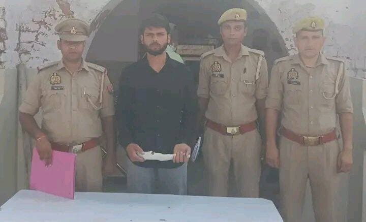 एटा में पुलिस का शिकंजा, अवैध तमंचे और कारतूस के साथ आरोपी गिरफ्तार
मारहरा पुलिस की चेकिंग के दौरान कार्रवाई, आरोपी के खिलाफ आर्म्स एक्ट में मुकदमा दर्ज
एटा। अपराधियों के खिलाफ चलाए जा रहे अभियान के तहत मारहरा थाना पुलिस ने चेकिंग के दौरान एक आरोपी को अवैध तमंचे और जिंदा कारतूस के साथ गिरफ्तार किया है। गिरफ्तार आरोपी की पहचान कुलदीप कुमार निवासी कम्बोह मोहल्ला, मारहरा कस्बा के रूप में हुई है।
पुलिस के अनुसार आरोपी के कब्जे से एक अवैध तमंचा और 315 बोर के दो जिंदा कारतूस बरामद किए गए हैं। मामले में थाना मारहरा पर आर्म्स एक्ट की धारा 3/25 के तहत मुकदमा संख्या 162/26 दर्ज किया गया है।
यह कार्रवाई वरिष्ठ पुलिस अधीक्षक एटा डॉ. इलामारन जी. के निर्देशन, अपर पुलिस अधीक्षक श्वेताभ पाण्डेय एवं अपर पुलिस अधीक्षक अपराध योगेन्द्र सिंह के निर्देश पर चलाए जा रहे अभियान के अंतर्गत की गई।
गिरफ्तार आरोपी के खिलाफ पुलिस द्वारा आवश्यक कानूनी कार्रवाई की जा रही है।
गिरफ्तारी करने वाली पुलिस टीम में थानाध्यक्ष योगेन्द्र सिंह, उपनिरीक्षक मुकुल कुमार, कांस्टेबल मुकेश कुमार एवं कांस्टेबल सोनू कुन्तल शामिल रहे।
<nis:link nis:type=tag nis:id=etah nis:value=Etah nis:enabled=true nis:link/> <nis:link nis:type=tag nis:id=एटा nis:value=एटा nis:enabled=true nis:link/> <nis:link nis:type=tag nis:id=marhara nis:value=Marhara nis:enabled=true nis:link/> <nis:link nis:type=tag nis:id=मारहरा nis:value=मारहरा nis:enabled=true nis:link/> <nis:link nis:type=tag nis:id=etahpolice nis:value=EtahPolice nis:enabled=true nis:link/> <nis:link nis:type=tag nis:id=एटा_पुलिस nis:value=एटा_पुलिस nis:enabled=true nis:link/> <nis:link nis:type=tag nis:id=policeaction nis:value=PoliceAction nis:enabled=true nis:link/> <nis:link nis:type=tag nis:id=पुलिस_कार्रवाई nis:value=पुलिस_कार्रवाई nis:enabled=true nis:link/> <nis:link nis:type=tag nis:id=अवैध_तमंचा nis:value=अवैध_तमंचा nis:enabled=true nis:link/> <nis:link nis:type=tag nis:id=अपराधियों_पर_शिकंजा nis:value=अपराधियों_पर_शिकंजा nis:enabled=true nis:link/> <nis:link nis:type=tag nis:id=illegalweapon nis:value=IllegalWeapon nis:enabled=true nis:link/> <nis:link nis:type=tag nis:id=uppolice nis:value=UPPolice nis:enabled=true nis:link/> <nis:link nis:type=tag nis:id=उत्तरप्रदेश_पुलिस nis:value=उत्तरप्रदेश_पुलिस nis:enabled=true nis:link/> <nis:link nis:type=tag nis:id=breakingnews nis:value=BreakingNews nis:enabled=true nis:link/> <nis:link nis:type=tag nis:id=etahnews nis:value=EtahNews nis:enabled=true nis:link/> <nis:link nis:type=tag nis:id=crimenews nis:value=CrimeNews nis:enabled=true nis:link/> <nis:link nis:type=tag nis:id=lawandorder nis:value=LawAndOrder nis:enabled=true nis:link/> <nis:link nis:type=tag nis:id=कानून_व्यवस्था nis:value=कानून_व्यवस्था nis:enabled=true nis:link/>