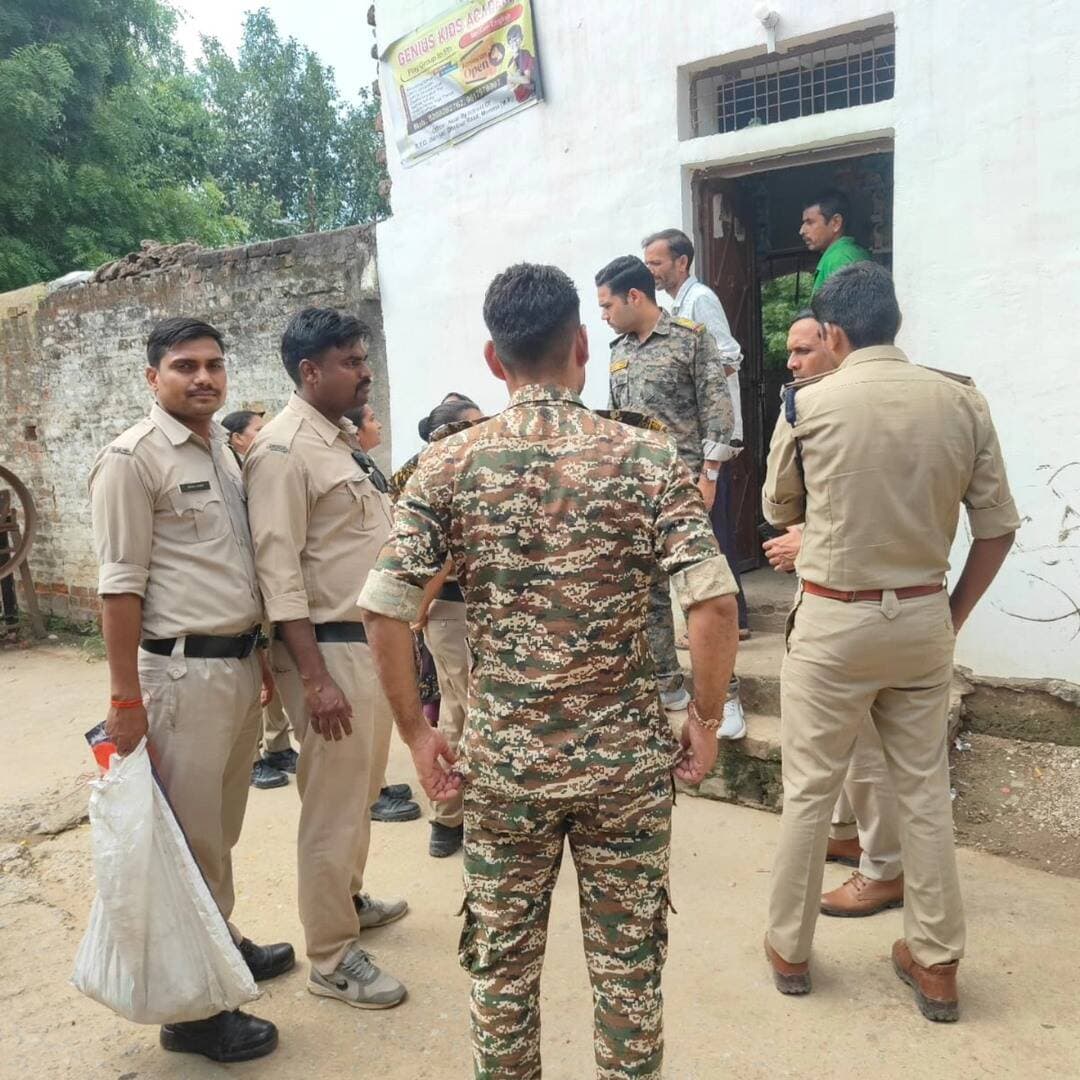 अवैध मदिरा पर आबकारी विभाग की बड़ी कार्रवाई
मुरैना में अवैध मदिरा के खिलाफ आबकारी विभाग ने जौरा क्षेत्र के खंडोली, कोकसिंह का पूरा, तोर, तिलावली और गुर्जा गांवों में संयुक्त दबिश दी। कार्रवाई में 2 प्रकरण दर्ज कर 53.37 बल्क लीटर अवैध मदिरा जब्त की गई। विभाग ने अवैध शराब के खिलाफ कार्रवाई आगे भी जारी रखने की बात कही है।