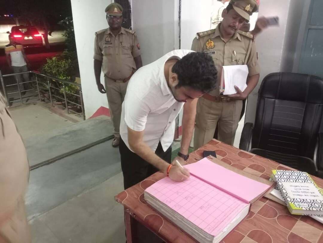 डीएम ने थाना भटनी का किया औचक निरीक्षण, अभिलेखों और व्यवस्थाओं का लिया जायजा
#देवरिया। जिलाधिकारी मधुसूदन हुल्गी ने रविवार को थाना भटनी का औचक निरीक्षण किया। इस दौरान उन्होंने थाने की कार्यप्रणाली, अभिलेखों के रखरखाव, साफ-सफाई और अन्य व्यवस्थाओं का जायजा लिया तथा संबंधित अधिकारियों को आवश्यक दिशा-निर्देश दिए।
डीएम ने थाने में रखे विभिन्न अभिलेखों एवं दस्तावेजों का अवलोकन करते हुए उनके नियमित अद्यतन और सुव्यवस्थित रखरखाव की जानकारी ली। उन्होंने थाना परिसर की साफ-सफाई और कार्यालयीन व्यवस्थाओं को भी देखा।
निरीक्षण के दौरान जिलाधिकारी ने दर्ज प्रकरणों, लंबित मामलों और शिकायतों के निस्तारण की स्थिति की जानकारी प्राप्त की। उन्होंने निर्देश दिया कि आमजन की शिकायतों और प्रार्थना पत्रों को गंभीरता से लेते हुए नियमानुसार एवं समयबद्ध कार्रवाई सुनिश्चित की जाए। फरियादियों की समस्याओं के समाधान में पारदर्शिता और संवेदनशीलता बरती जाए।
जिलाधिकारी ने पुलिस अधिकारियों को क्षेत्र में कानून-व्यवस्था बनाए रखने, अपराधों की रोकथाम और आमजन में सुरक्षा की भावना मजबूत करने के लिए प्रभावी कार्रवाई के निर्देश दिए। उन्होंने संवेदनशील मामलों में त्वरित एवं नियमानुसार कार्रवाई करने पर भी जोर दिया।
डीएम ने कहा कि आमजन की समस्याओं का समयबद्ध और गुणवत्तापूर्ण समाधान प्रशासन की प्राथमिकता है। उन्होंने अधिकारियों को अपने दायित्वों का जिम्मेदारीपूर्वक निर्वहन करने तथा कार्यों में किसी भी प्रकार की लापरवाही न बरतने के निर्देश दिए।
#Deoria #DeoriaNews #Bhatni #DeoriaDM #MadhusudanHulgi #DistrictMagistrate #BhatniPoliceStation #UPNews #DeoriaPost