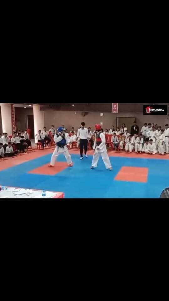 बिलासपुर में पहली राज्य स्तरीय टोंग इल मू डो प्रतियोगिता संपन्न, 7 जिलों के 215 खिलाड़ियों ने दिखाया दमखम
बिलासपुर। किसान भवन बिलासपुर में रविवार को प्रथम हिमाचल प्रदेश राज्य स्तरीय टोंग इल मू डो (मार्शल आर्ट) प्रतियोगिता का आयोजन किया गया। प्रतियोगिता में हिमाचल प्रदेश के 7 जिलों से करीब 215 खिलाड़ियों ने भाग लिया और अपने शानदार खेल प्रदर्शन से दर्शकों का दिल जीत लिया।
प्रतियोगिता के समापन अवसर पर मुख्य अतिथि के रूप में इंजीनियर रेवती रमन, डिप्टी जनरल मैनेजर, एसजेवीएन लिमिटेड (भारत सरकार एवं हिमाचल प्रदेश सरकार का संयुक्त उपक्रम) ने शिरकत की। टोंग इल मू डो एसोसिएशन हिमाचल प्रदेश के पदाधिकारियों एवं सदस्यों ने मुख्य अतिथि का हिमाचली परंपरा के अनुसार स्वागत किया। उन्हें हिमाचली टोपी, शॉल एवं स्मृति चिन्ह भेंट कर सम्मानित किया गया।
मुख्य अतिथि रेवती रमन ने खिलाड़ियों को खेलों के प्रति जागरूक रहने और अन्य युवाओं को भी खेलों के लिए प्रेरित करने का संदेश दिया। उन्होंने कहा कि खेल युवाओं को नशे से दूर रखने का प्रभावी माध्यम हैं। उन्होंने कहा कि जिस युवा को खेल का नशा लग जाता है, वह अन्य नशों से बच सकता है।
इस अवसर पर हिमाचल प्रदेश टोंग इल मू डो एसोसिएशन के चेयरमैन मृदुल शर्मा ने मुख्य अतिथि का आभार व्यक्त किया। उन्होंने प्रतियोगिता में भाग लेने वाले सभी खिलाड़ियों, उनके अभिभावकों और आयोजन में सहयोग देने वाले सभी गणमान्य व्यक्तियों का धन्यवाद किया तथा खिलाड़ियों को बेहतर प्रदर्शन के लिए बधाई दी।
प्रतियोगिता के दौरान हिमाचल प्रदेश टोंग इल मू डो एसोसिएशन के अध्यक्ष बृज लाल चौहान, उपाध्यक्ष चंद्रशेखर, महासचिव अजय कुमार, उपाध्यक्ष रमेश, दिनेश कुमार, राकेश कुमार, कोषाध्यक्ष शीतल शर्मा, सह-सचिव कुलदीप (ब्लैक बेल्ट), राजेंद्र कुमार, तकनीकी निदेशक अंशुमान तथा सदस्य सारिका और वरुण शर्मा सहित अन्य पदाधिकारी एवं सदस्य मौजूद रहे।
प्रतियोगिता के सफल आयोजन से खिलाड़ियों को अपनी प्रतिभा दिखाने के साथ-साथ मार्शल आर्ट के प्रति युवाओं में रुचि बढ़ाने का भी अवसर मिला।