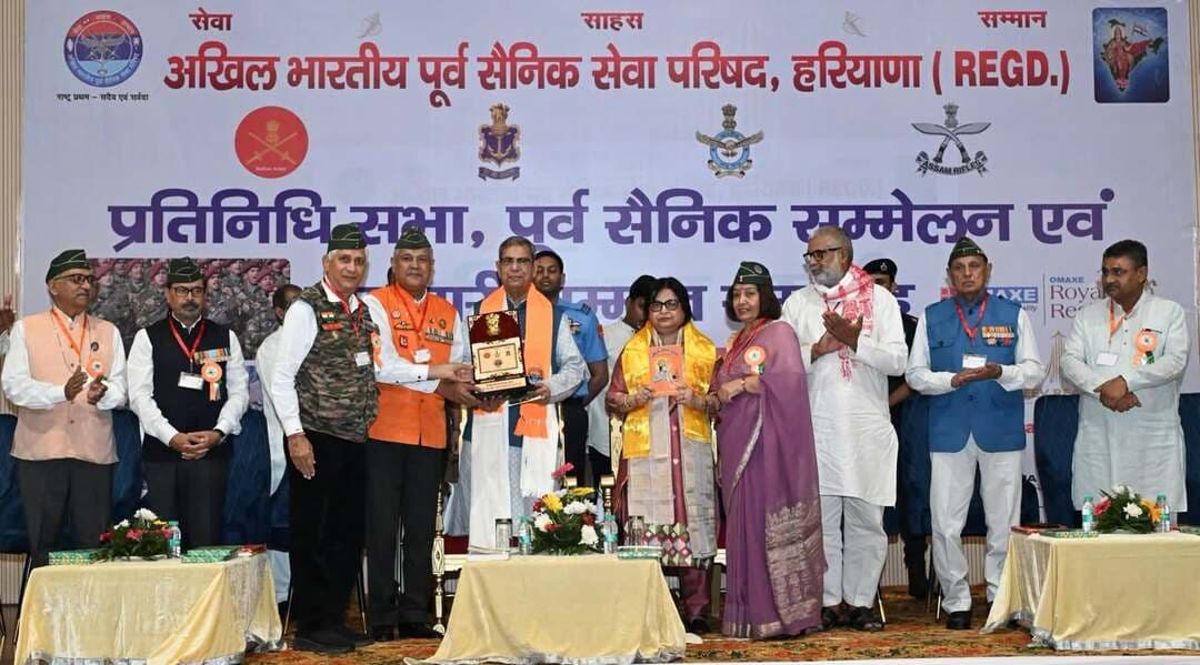 वीर नारियों के त्याग को किया नमन, पूर्व सैनिकों के कल्याण के लिए 10 लाख की अनुदान राशि की घोषणा
पंचकूला। हरियाणा के राज्यपाल प्रो. असीम कुमार घोष ने समाज से देश के वीर सैनिकों के बलिदान को सदैव स्मरण रखने और उनके परिवारों का सम्मान करने का आह्वान किया। पंचकूला में अखिल भारतीय पूर्व सैनिक सेवा परिषद, हरियाणा द्वारा आयोजित वीर नारी सम्मान समारोह को संबोधित करते हुए उन्होंने कहा कि पूर्व सैनिकों और वीर नारियों का सम्मान, कल्याण एवं पुनर्वास हम सभी की सामूहिक जिम्मेदारी है।
राज्यपाल ने वीर नारियों को सम्मानित करते हुए उनके त्याग, साहस और राष्ट्रसेवा को नमन किया। उन्होंने पूर्व सैनिकों एवं उनके आश्रितों के कल्याण के लिए 10 लाख रुपये की अनुदान राशि देने की घोषणा की। उन्होंने बताया कि पूर्व सैनिकों के हित में कई महत्वपूर्ण पहल की गई हैं, जिनमें वन रैंक वन पेंशन का कार्यान्वयन शामिल है। वहीं, देश की रक्षा करते हुए सर्वोच्च बलिदान देने वाले सैनिकों के परिवारों को दी जाने वाली अनुग्रह राशि 50 लाख रुपये से बढ़ाकर 1 करोड़ रुपये की गई है।
समारोह में प्रो. घोष ने हरियाणा की गौरवशाली सैन्य परंपरा और रेजांग ला के युद्ध में अहीरवाल क्षेत्र के सैनिकों के वीरतापूर्ण योगदान को याद किया। उन्होंने कहा कि विषम परिस्थितियों में सैनिकों ने अदम्य साहस और दृढ़ संकल्प का परिचय दिया और उनका सर्वोच्च बलिदान आने वाली पीढ़ियों को प्रेरित करता रहेगा। कार्यक्रम के दौरान उन्होंने ‘पूर्व सैनिक गौरव स्मारिका’ और विकास की बुलंद उड़ान’ पुस्तकों का विमोचन भी किया।
#panchkulanews #panchkula #panchkulasocialmedia