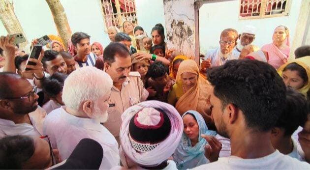 पूर्वमंत्री जलील मस्तान के निधन पर उनके नीज निवास सरसी पहुंचकर उनके परिवार को सांत्वना दिए पूर्वमंत्री हाजी अब्दुस सुबहान आंखों से बहे आंसू