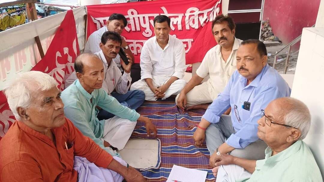 अटेरन चौक रेल गुमटी पर ओवरब्रिज समेत विभिन्न विकास मांगों को लेकर आंदोलन तेज करने का निर्णय
समस्तीपुर, 13 सितंबर 2026
अटेरन चौक रेल गुमटी पर ओवरब्रिज निर्माण सहित जिले के विभिन्न विकास कार्यों की मांग को लेकर रविवार को जिला विकास संघर्ष मोर्चा एवं रेल विकास-विस्तार मंच की संयुक्त बैठक डीआरएम चौक पर शंकर प्रसाद साह की अध्यक्षता में संपन्न हुई।
बैठक में दीनबंधु प्रसाद, शाहीद हुसैन, विश्वनाथ सिंह हजारी, मनोज कुमार राय, राम विनोद पासवान, शत्रुघ्न राय पंजी, राकेश ठाकुर, विश्वनाथ गुप्ता सहित अन्य लोगों ने अपने-अपने विचार व्यक्त किए और जिले के विकास कार्यों में तेजी लाने की आवश्यकता पर बल दिया।
बैठक में अटेरन चौक रेल गुमटी पर ओवरब्रिज निर्माण की मांग को प्रमुखता से उठाया गया। इसके साथ ही समस्तीपुर की बंद पड़ी चीनी मिल एवं पेपर मिल को पुनः चालू करने, दुधपूरा हवाई अड्डे का जीर्णोद्धार कर परिचालन शुरू करने, मुक्तापुर–कुशेश्वरस्थान, कर्पूरीग्राम–ताजपुर–भगवानपुर तथा दलसिंहसराय–पटोरी नई रेल लाइन के निर्माण की मांग की गई।
वक्ताओं ने कहा कि समस्तीपुर जंक्शन पर वाशिंग पिट का निर्माण कर लंबी दूरी की रेलगाड़ियों का परिचालन शुरू किया जाए तथा जिले में रेल विकास एवं विस्तार की दिशा में ठोस पहल की जाए। बैठक में इन मांगों को लेकर आगे भी आंदोलनात्मक कार्यक्रम चलाने का निर्णय लिया गया।
बैठक में यह भी निर्णय लिया गया कि 20 सितंबर को निर्माणाधीन मुक्तापुर रेल ओवरब्रिज का निरीक्षण कर कार्य की प्रगति का जायजा लिया जाएगा।