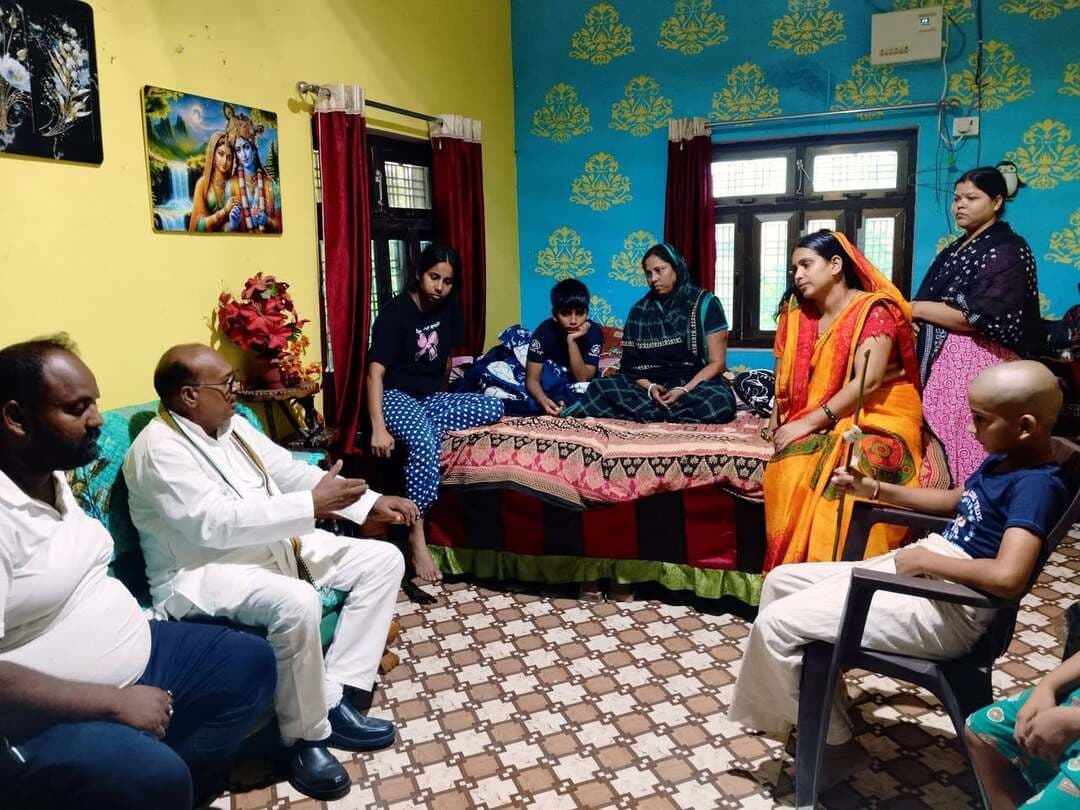#बलिया पूर्व #फौजी अमरेश बहादुर सिंह हत्याकांड के बाद पीड़ित परिवार के घर पहुंचे #विधायक #हंसू_राम, परिजनों का दर्द देख हुए भावुक: घायल भाई मंजेश सिंह के इलाज के लिए मुख्यमंत्री विवेकाधीन कोष से मदद दिलाने को अधिकारियों से की वार्ता, पत्नी-बेटियों की सुरक्षा की चिंता पर भी दिया हरसंभव सहयोग का भरोसा
#followerseveryone #nonfollowersviewers
#CRPF #BalliaNews #HanshuRam #JusticeForAmresh #BeltharaRoad