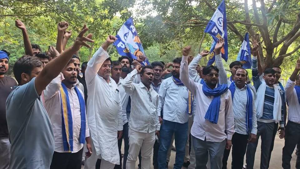 बाराबंकी में सांसद चंद्रशेखर आजाद को रोके जाने से नाराज कार्यकर्ताओं ने मऊ में किया जमकर प्रदर्शन