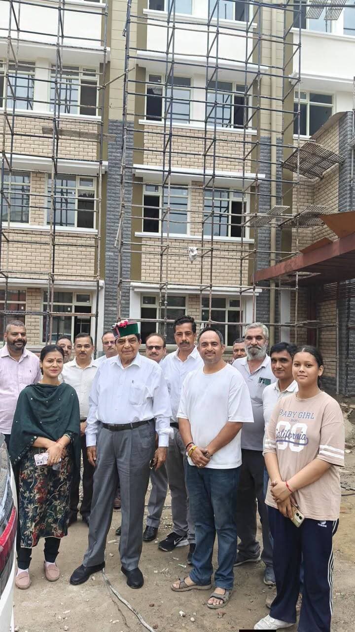स्वास्थ्य मंत्री कर्नल डॉ. धनीराम शांडिल ने वार्ड नंबर 17 में निर्माणाधीन आधुनिक सुपर स्पेशियलिटी अस्पताल का किया निरीक्षण
सोलन, 13 सितंबर:
प्रदेश के स्वास्थ्य एवं परिवार कल्याण मंत्री कर्नल डॉ. धनीराम शांडिल ने आज नगर निगम सोलन के वार्ड नंबर 17 में निर्माणाधीन आधुनिक सुपर स्पेशियलिटी अस्पताल के कार्य का निरीक्षण किया। यह अस्पताल स्वास्थ्य मंत्री का महत्वपूर्ण ड्रीम प्रोजेक्ट है, जिसके निर्माण कार्य की गुणवत्ता और प्रगति पर वे लगातार नजर रख रहे हैं तथा समय-समय पर स्वयं मौके पर पहुंचकर निरीक्षण कर रहे हैं।
इस दौरान वार्ड नंबर 17 की पार्षद अरुणा ठाकुर ने अस्पताल तक आने-जाने वाली सड़क से संबंधित स्थानीय लोगों की समस्याओं से स्वास्थ्य मंत्री को अवगत करवाया। उन्होंने भविष्य में अस्पताल में बढ़ने वाली आवाजाही को देखते हुए सड़क को अपग्रेड एवं आवश्यकतानुसार चौड़ा करने की आवश्यकता बताई।
स्वास्थ्य मंत्री ने लोक निर्माण विभाग के अधिकारियों को आवश्यक दिशा-निर्देश देते हुए कहा कि 22 सितंबर को संबंधित सभी विभागों के अधिकारियों की बैठक एवं मौके का संयुक्त निरीक्षण किया जाए, ताकि अस्पताल शुरू होने के बाद सड़क, यातायात, पार्किंग सहित संभावित समस्याओं का समय रहते समाधान सुनिश्चित किया जा सके।
पार्षद अरुणा ठाकुर ने कहा कि स्वास्थ्य मंत्री की दूरदर्शिता और लगातार प्रयासों से वार्ड 17 में यह महत्वपूर्ण स्वास्थ्य परियोजना साकार हो रही है। उन्होंने कहा कि अस्पताल के साथ-साथ इससे जुड़ी आधारभूत सुविधाओं को मजबूत करना भी आवश्यक है, ताकि भविष्य में मरीजों और उनके तीमारदारों को किसी प्रकार की असुविधा न हो।
निरीक्षण के दौरान शहरी कांग्रेस उपाध्यक्ष सुरेंद्र बंसल, विकास ठाकुर, मुख्य चिकित्सा अधिकारी सोलन, लोक निर्माण विभाग के अधिकारी तथा अन्य संबंधित अधिकारी एवं स्थानीय लोग उपस्थित रहे।