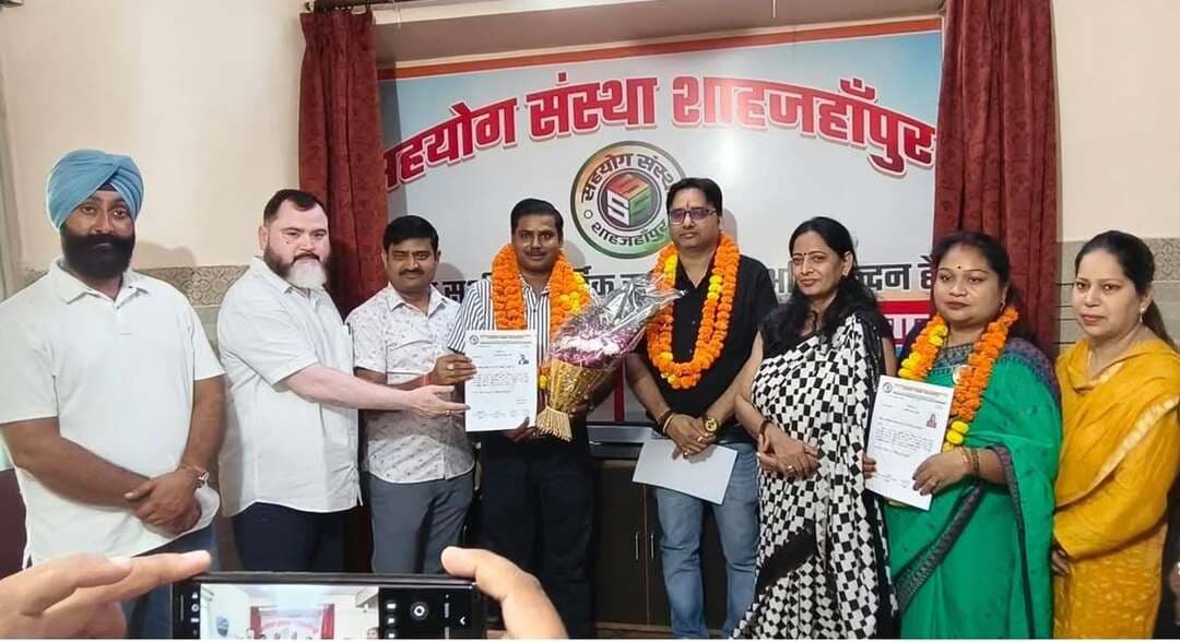 👉#सहयोग संस्था का बढ़ा दायरा,तिलहर-जलालाबाद के साथ हरदोई में भी गठित हुई नई टीम
--#जल्द जिले की सभी पांच तहसीलों और 15 ब्लॉकों में समाजसेवा का विस्तार, नए पदाधिकारियों को सौंपी जिम्मेदारी
शाहजहांपुर। जनपद की चर्चित समाजसेवी संस्था सहयोग का विस्तार करते हुए जलालाबाद और तिलहर तहसील के साथ-साथ हरदोई जनपद में भी नई टीम का गठन किया गया। इस दौरान नव नियुक्त पदाधिकारियों को जिम्मेदारियां सौंपते हुए संस्था के विस्तार और समाजसेवा के कार्यों को और गति देने पर जोर दिया गया।तहसील जलालाबाद की अध्यक्ष श्रीमती ममता यादव और सचिव रजनीश सिंह (वार्ड मेंबर) बनाए गए। वहीं अबनीश सिंह और रवी श्रीवास्तव को सदस्य की जिम्मेदारी दी गई। तिलहर तहसील के अध्यक्ष अंकुश गुप्ता और सचिव प्रबल प्रताप सिंह नियुक्त किए गए। इसके अलावा हरदोई जनपद के जिला अध्यक्ष की जिम्मेदारी आशीष शुक्ल को सौंपी गई।इस मौके पर संस्था के संस्थापक अनिल गुप्ता प्रधान और शाहनवाज खां एडवोकेट ने कहा कि इस पृथ्वी पर होने वाला हर कार्य आगे बढ़ता है, चाहे वह अच्छा हो या बुरा। इसलिए अच्छाई का बढ़ना बेहद जरूरी है। उन्होंने कहा कि संस्था समाजसेवा के कार्यों के माध्यम से पूरे प्रदेश और देश में अपना विस्तार करे, यही सभी की कामना है। उन्होंने प्रदेशवासियों से अपील की कि जो भी व्यक्ति बिना किसी लालच के समाजसेवा करना चाहता है, वह संस्था से जरूर जुड़े।संस्था के जिला प्रभारी विकास सक्सेना ने कहा कि जल्द ही जनपद की सभी पांचों तहसीलों और 15 ब्लॉकों में समाजसेवा का कार्य शुरू किया जाएगा। उन्होंने सभी नवनियुक्त पदाधिकारियों को बधाई देते हुए जल्द से जल्द अपनी बड़ी टीम गठित करने का आह्वान किया।संस्था की अध्यक्ष स्तुति गुप्ता ने बताया कि महानगर की टीम महानगर क्षेत्र में कार्य करती रहेगी और तहसीलों व अन्य जनपदों में गठित टीमों को भी पूरा सहयोग प्रदान करेगी। कार्यक्रम में संस्था की डायरेक्टर नुजहत अंजुम, महासचिव सरदार हरजीत सिंह, सचिव शिवम वर्मा, लायेबा, तस्लीम, सुधीर, शबाब सहित कई पदाधिकारी मौजूद रहे।
सहयोग संस्था शाहजहाँपुर
