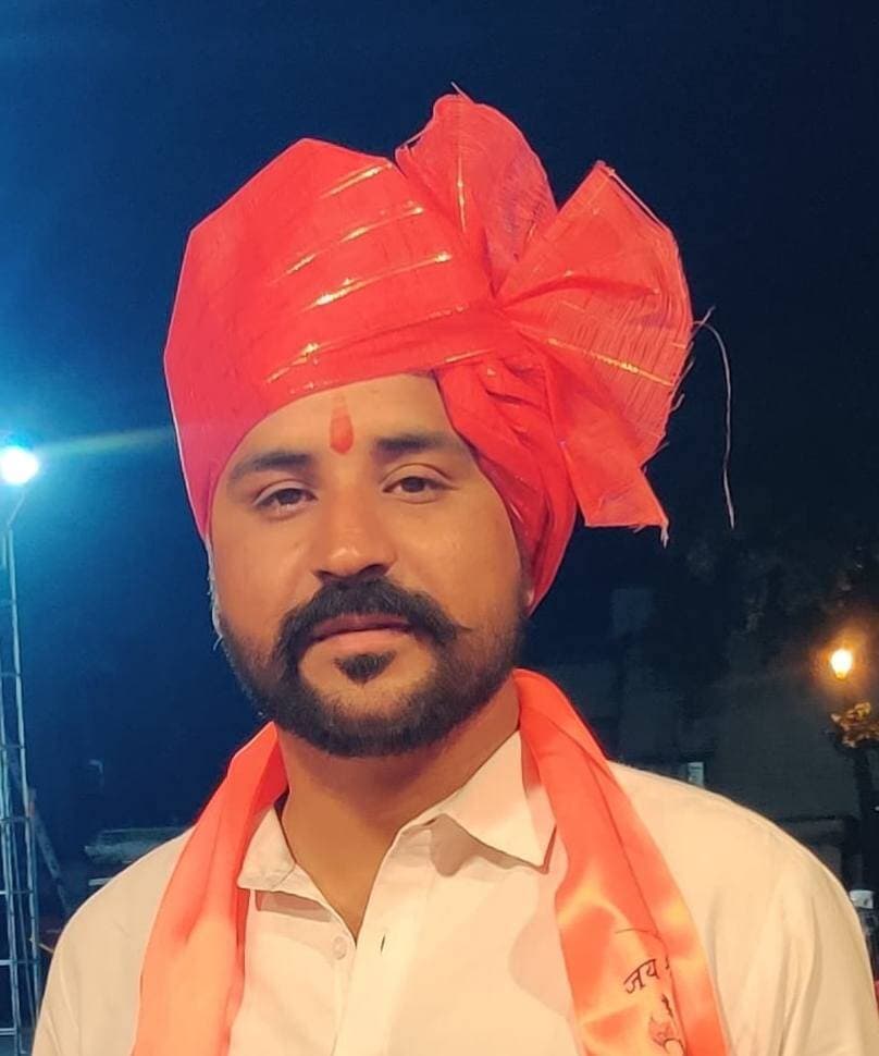 दधीचि ब्राह्मण समाज के चुनाव संपन्न
गोविंद व्यास पुनः निर्विरोध जिलाध्यक्ष नियुक्त, अन्य पदाधिकारियों की भी सर्वसम्मति से घोषणा
अनोखा तीर, हरदा। दधीचि ब्राह्मण समाज हरदा के चुनाव आज सर्वसम्मति से संपन्न हुए। चुनाव प्रक्रिया के दौरान समाजजनों ने आपसी सहमति से सभी पदाधिकारियों का निर्विरोध निर्वाचन किया। इसमें गोविंद व्यास को पुनः निर्विरोध जिलाध्यक्ष नियुक्त किया गया।
इसी क्रम में दिनेश पांचोली को सचिव, मोहनलाल शर्मा को कोषाध्यक्ष तथा नितिन पांचोली को युवा दधीचि ब्राह्मण समाज के अध्यक्ष पद पर निर्विरोध नियुक्त किया गया।
चुनाव के दौरान समाज के उपस्थित सदस्यों ने सभी नवनियुक्त पदाधिकारियों को बधाई एवं शुभकामनाएं दीं। समाजजनों ने आशा व्यक्त की कि नवनियुक्त पदाधिकारी समाज की एकता, संगठन और विकास के लिए सक्रियता से कार्य करेंगे।
सर्वसम्मति से हुए चुनाव को लेकर समाजजनों में उत्साह का माहौल रहा।
