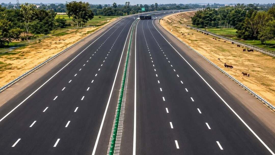 तीन प्रदेशों को जोड़ने वाला सड़क मार्ग खंडवा के लिए 'लाइफ लाइन'
खंडवा। फोर-लेन सड़क निर्माण खंडवा जिले की लाइफ लाइन बनने जा रहा है।
बैतूल- खंडवा फोरलेन से एमपी का कनेक्टिविटी नक्शा ही बदल जाएगा।
इंदौर- नागपुर का सफर 6 घंटे में मैं ही पूरा हो जाएगा अभी इसमें 12 से 14 घंटे का वक्त लगता है।
खंडवा जिले में 4500 करोड़ का यह सड़क मार्ग लाइफ लाइन बन जाएगा।
233.65 किमी के फोरलेन पर ₹4,415 करोड़ खर्च होंगे।
खंडवा। देश प्रदेश और जिले में विकास की बात सिर्फ भाजपा के साथ ही हो सकती है। देश के प्रधानमंत्री नरेंद्र मोदी के द्वारा 2047 में भारत को पूर्णत: विकसित करने का जो संकल्प है वह विकास के माध्यम से पूरा होगा। विकास निरंतर चलने वाली प्रक्रिया हें, खंडवा संसदीय क्षेत्र में हमारे सभी जनप्रतिनिधियों के सहयोग से एवं उनके प्रयासों से लगातार हमारा जिला विकास की ओर अग्रसर है, समाजसेवी व प्रवक्ता सुनील जैन में बताया कि दादाजी धाम पर मंदिर निर्माण के साथ ही अब तेज गति से जिले के विकास को भी पंख लग गए हैं, लगातार बड़ी सौगात हमें दादाजी के आशीर्वाद से प्राप्त हो रही है। हमारे जिले के सभी जनप्रतिनिधि अपने-अपने क्षेत्र में विकास को लेकर काफी सक्रिय है और मुख्यमंत्री से लेकर मंत्रिमंडल के सदस्यों तक विकास को लेकर अपनी बात रखते हुए विकास की स्वीकृति प्राप्त कर रहे हें, प्रवक्ता सुनील जैन ने बताया कि खंडवा डुल्हार, खंडवा मुंदी सड़क मार्ग, बटालियन, सुरगांव निपानी एवं देशगांव में औद्योगिक क्षेत्र के साथ ही जिले को एक बहुत बड़ी उपलब्धि 233.65 किलोमीटर के फोर लाइन पर 4415 करोड़ का बैतूल खंडवा फोरलेन सड़क मार्ग बनने जा रहा है, इस मार्ग से गुजरात- महाराष्ट्र से सीधी कनेक्टिविटी हो जाएगी। इस सड़क को सिक्स लेन के हिसाब से सर्वे किया गया है। भविष्य में 6 लेन की तैयारी है। तीन प्रदेश इससे जुड़ेंगे समाजसेवी व प्रवक्ता सुनील जैन ने बताया यह मार्ग
बैतूल-खंडवा-वडोदरा कॉरिडोर का हिस्सा है। इसके जरिए मध्यप्रदेश की कनेक्टिविटी महाराष्ट्र और गुजरात से मजबूत होगी। फिलहाल मार्ग को चार लेन में विकसित किया जाएगा और भविष्य में इसे छह लेन तक बढ़ाने की योजना है।
इंदौर से नागपुर तक तेज रूट
फोरलेन बनने के बाद इंदौर से हरदा और बैतूल होते हुए नागपुर जाने वाले ट्रैफिक को बड़ा फायदा मिलेगा। यह कॉरिडोर NH-47, NH-753 और NH-52 जैसे प्रमुख राष्ट्रीय राजमार्गों को बेहतर तरीके से जोड़ेगा।
दो बड़े एयरपोर्ट जुड़ेंगे
परियोजना दस्तावेजों के अनुसार यह मार्ग इंदौर और नागपुर एयरपोर्ट, इंदौर के मल्टी-मॉडल लॉजिस्टिक पार्क तथा बैतूल-खंडवा के प्रमुख रेलवे स्टेशनों के बीच कनेक्टिविटी मजबूत करने वाली अहम कड़ी बनेगा।
महाराष्ट्र के कई शहर सीधे जुड़ेंगे
फोरलेन बनने के बाद खंडवा की सड़क कनेक्टिविटी महाराष्ट्र के नागपुर, जलगांव, भुसावल, अकोला, वाशिम, हिंगोली और नांदेड़ जैसे शहरों से बेहतर होगी। वहीं गुजरात के अहमदाबाद और वडोदरा तक पहुंच भी आसान होगी। इससे माल परिवहन के साथ यात्रियों के आवागमन का समय घटने और व्यापारिक गतिविधियों को गति मिलने की उम्मीद है।
निमाड़ से बैतूल-छिंदवाड़ा तक नया कनेक्टिविटी कॉरिडोर
सुनील जैन ने बताया कि इस परियोजना का असर केवल इंदौर-नागपुर रूट तक सीमित नहीं रहेगा। खंडवा, खरगोन और बड़वानी सहित निमाड़ के जिलों को बैतूल और आगे छिंदवाड़ा-नागपुर क्षेत्र से बेहतर सड़क संपर्क मिलेगा। बैतूल और छिंदवाड़ा की ओर से आने वाला ट्रैफिक खंडवा के रास्ते इंदौर और अन्य मालवा क्षेत्रों तक तेजी से पहुंच सकेगा।
सिंहस्थ-2028 में भी महत्वपूर्ण भूमिका
सिंहस्थ-2028 के लिहाज से भी यह फोरलेन अहम माना जा रहा है। उज्जैन और ओंकारेश्वर के बीच यातायात दबाव को संभालने में बेहतर सड़क नेटवर्क मददगार हो सकता है। महाराष्ट्र और गुजरात की ओर से ओंकारेश्वर और उज्जैन आने वाले श्रद्धालुओं के लिए भी यह मार्ग उपयोगी साबित होगा।
2027 से काम शुरू होने की संभावना
फिलहाल NHAI की ओर से डीपीआर तैयार की जा रही है। डीपीआर को मंजूरी मिलने के बाद निर्माण शुरू होने की प्रक्रिया आगे बढ़ेगी। मौजूदा अपडेट के अनुसार जनवरी 2027 से काम शुरू होने की संभावना जताई जा रही है।परियोजना में सड़क के ब्लैक स्पॉट खत्म करने और सुरक्षित यातायात व्यवस्था विकसित करने पर भी जोर रहेगा। निर्माण पूरा होने के बाद वाहनों की गति और यात्रा समय में बड़ा सुधार होने की उम्मीद है। लक्ष्य के मुताबिक हाईवे 2029 के अंत या 2030 की शुरुआत तक तैयार हो सकता है।
एक फोरलेन, तीन राज्यों की कनेक्टिविटी
इंदौर → हरदा → बैतूल → खंडवा → महाराष्ट्र और आगे गुजरात से जुड़ने वाला यह नेटवर्क मध्यप्रदेश के लिए सड़क, व्यापार और पर्यटन—तीनों लिहाज से महत्वपूर्ण साबित हो सकता है। खासकर खंडवा और निमाड़ के लिए यह प्रोजेक्ट क्षेत्रीय कनेक्टिविटी को नई दिशा देने वाला माना जा रहा है।