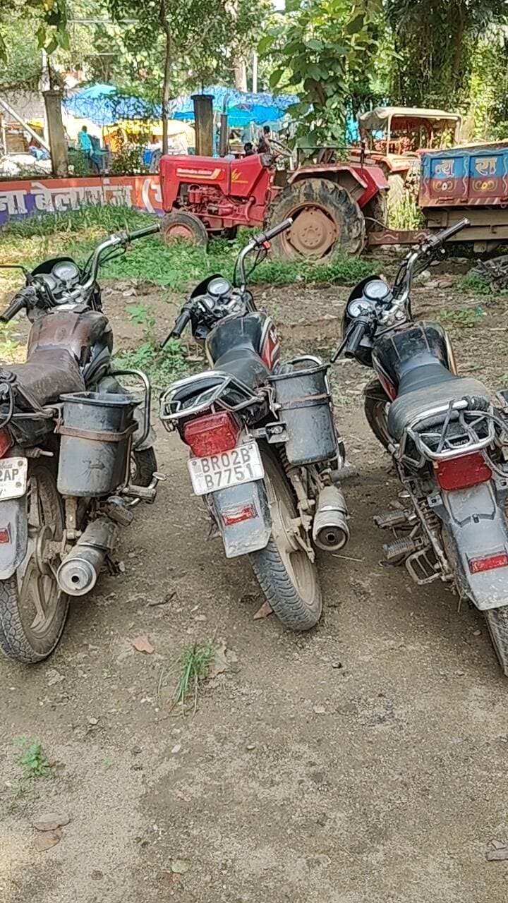 बेलागंज पुलिस ने श/रा/ब मामले में ती/न बा*इक ज-ब्त. चो/री की होने की संभावना जांच कर रही है पुलिस