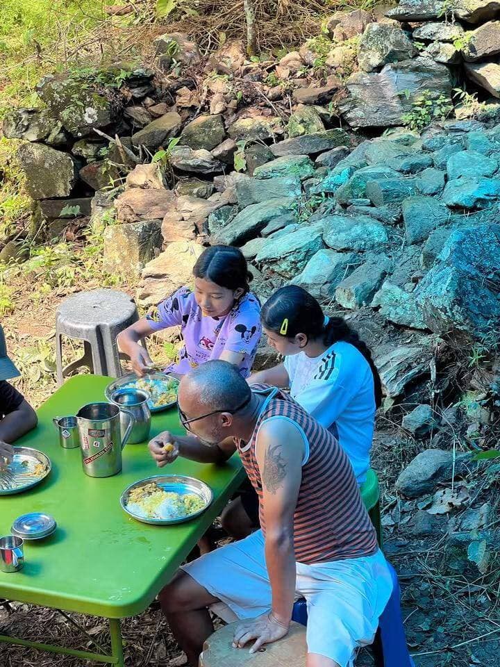 बाढ़ ने छीना घर, गुम्बा बना सहारा; लायंस क्लब ने 170 पीड़ितों के लिए शुरू किया छह माह का भोजन प्रबंध
नेपाल में आई भीषण बाढ़ और भूस्खलन से प्रभावित परिवारों की मदद के लिए लायंस क्लब ने मानवीय सेवा की मिसाल पेश की है। घर से बेघर हुए पीड़ितों को स्वयंभु स्थित मुस्ताग गुम्बा में अस्थायी आश्रय दिया गया है। वहीं लायंस क्लब ने करीब 170 बाढ़ पीड़ितों के लिए छह महीने तक भोजन उपलब्ध कराने की जिम्मेदारी संभाली है।
डिस्ट्रिक्ट 325 ई के डिस्ट्रिक्ट गवर्नर श्याम यादव की विशेष सक्रियता में सेवा अभियान को आगे बढ़ाया जा रहा है। पूर्व डिस्ट्रिक्ट गवर्नर अनंत प्रसाद भेटवाल के संयोजकत्व में सेवा की तालिका तैयार कर लायंस एवं लियो सदस्य लगातार पीड़ितों की सेवा में जुटे हैं।
शिविर में प्रतिदिन भोजन व्यवस्था पर अनुमानित कम से कम 35 हजार रुपये खर्च हो रहे हैं। इस सेवा अभियान के माध्यम से बाढ़ और भूस्खलन की त्रासदी झेल रहे लोगों को भोजन के साथ-साथ मानवीय सहयोग और भरोसा देने का प्रयास किया जा रहा है।
कार्यक्रम में पूर्व एवं वर्तमान लायंस पदाधिकारियों, समाजसेवियों तथा विभिन्न सरकारी एवं अर्द्धसरकारी निकायों का भी सहयोग मिल रहा है। अभियान में अ. निर्देशक राजन लम्साल, पूर्व प्रथम अ. निर्देशक ई. संजय खेतान, पूर्व अ. निर्देशक बालकृष्ण बुर्लाकोटी, मल्टीपल काउंसिल चेयरमैन, सभी डिस्ट्रिक्ट गवर्नर, पूर्व गवर्नर, उप गवर्नर सहित महिला-पुरुष लायंस एवं लियो सदस्य सहभागिता निभा रहे हैं।
सेवा अभियान से जुड़े लोगों का कहना है कि आपदा की घड़ी में पीड़ित मानवता के साथ खड़ा होना ही सबसे बड़ा धर्म है। राहत शिविर में भोजन एवं आवश्यक व्यवस्थाओं की सेवा निरंतर जारी रखने का संकल्प लिया गया है।
मानव सेवा ही सच्चा धर्म है। परमात्मा सभी पीड़ितों की रक्षा करें।