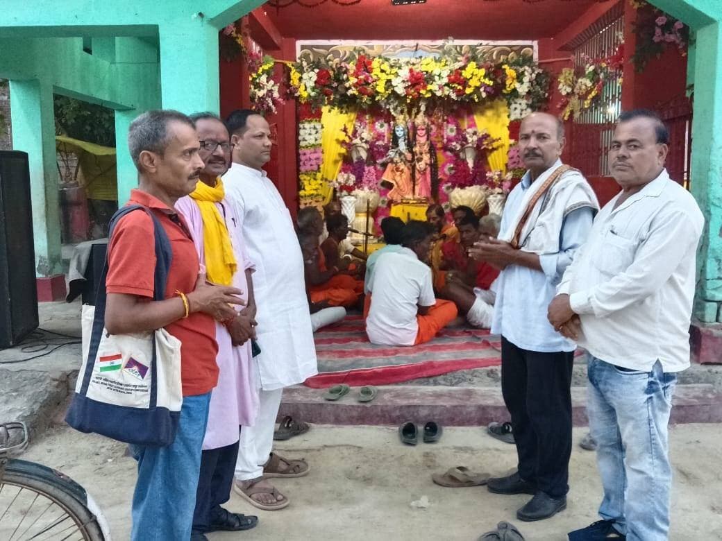 अंगद हनुमान किला मंदिर में नवाह यज्ञ में शामिल हुए जदयू नेता श्रीनिवास मिश्रा
सीतामढ़ी। जनता दल यूनाइटेड (जदयू) के नेता श्रीनिवास मिश्रा ने कुम्मा बाजार स्थित ऐतिहासिक अंगद हनुमान किला मंदिर पहुंचकर चल रहे नौ दिवसीय श्री सीताराम नाम महायज्ञ में भाग लिया। इस दौरान उन्होंने यज्ञ में आहुति अर्पित की तथा मंदिर परिसर में मौजूद साधकों से मुलाकात कर उनसे अंतरंग बातचीत की।
अंगद हनुमान किला मंदिर सीतामढ़ी से जनकपुरधाम के बीच आने-जाने वाले तीर्थयात्रियों, श्रद्धालुओं एवं साधु-संतों के लिए महत्वपूर्ण पड़ाव स्थल के रूप में जाना जाता है। यहां आने वाले श्रद्धालुओं और साधु-संन्यासियों के ठहरने के साथ उनकी सेवा-सुश्रूषा की व्यवस्था भी की जाती है।
बताया जाता है कि पूर्व राज्यसभा सदस्य प्रतिभा सिंह के आर्थिक सहयोग से साहू रामबहादुर शरण ने इस मंदिर की स्थापना कराई थी। वर्तमान में उनके पुत्र एवं सामाजिक कार्यकर्ता साहू मायाशंकर शरण के सानिध्य में नौ दिवसीय श्री सीताराम नाम महायज्ञ का आयोजन किया जा रहा है।
मंदिर परिसर में प्रत्येक वर्ष नौ दिवसीय श्री सीताराम नाम महायज्ञ का आयोजन किया जाता है। इस वर्ष महायज्ञ का शुभारंभ 5 सितंबर से हुआ, जिसमें लगातार नौ दिनों तक धार्मिक अनुष्ठान एवं सीताराम नाम संकीर्तन किया गया। महायज्ञ की पूर्णाहुति 14 सितंबर को होगी।
पूर्णाहुति को लेकर मंदिर परिसर में धार्मिक माहौल बना हुआ है। बड़ी संख्या में श्रद्धालुओं के शामिल होने की संभावना है। आयोजन को लेकर साधु-संतों एवं श्रद्धालुओं में विशेष उत्साह देखा जा रहा है।