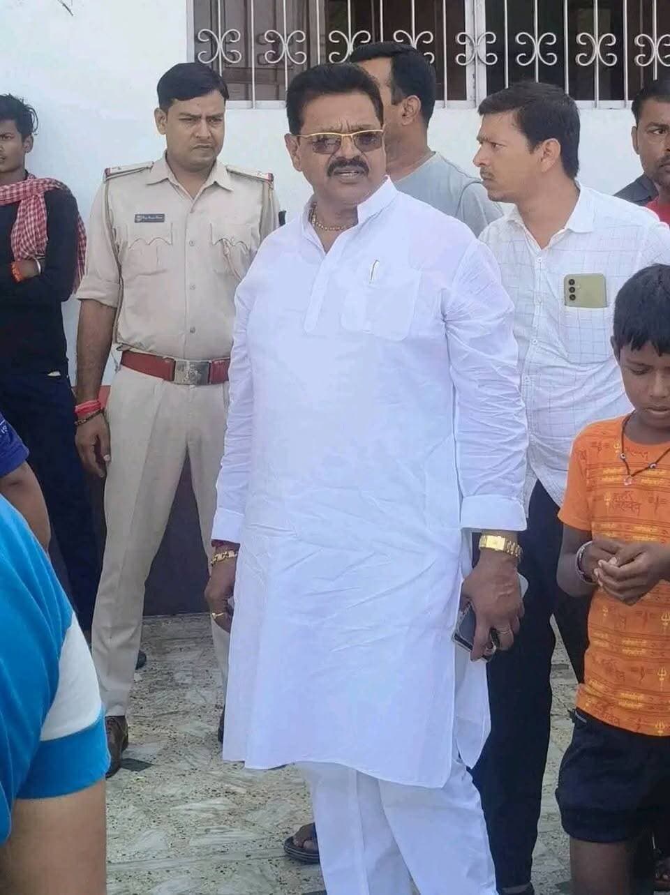 पटना एमएलसी कार्तिक मास्टर जी बाढ़ प्रभावित परिवारों के बीच पहुंचकर उनका हाल-चाल जाना, परेशानियां सुनी,अपनी ओर से तत्काल सहायता उपलब्ध कराया और त्रिपाल बंटवाए।
#रंजनाकुमारीमुखिया #पटनाएमएलसी #कार्तिकमास्टर