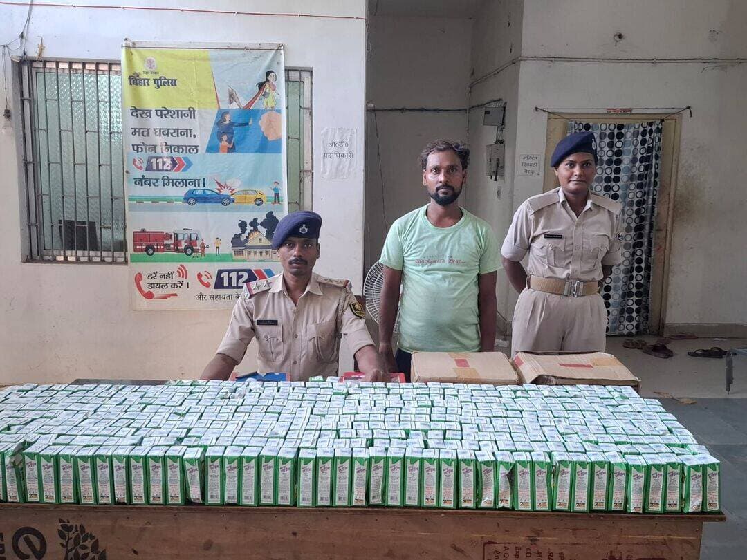 दुर्गावती पुलिस ने भारी मात्रा मे शराब के साथ एक आटो चालक को किया गिरफ्तार.