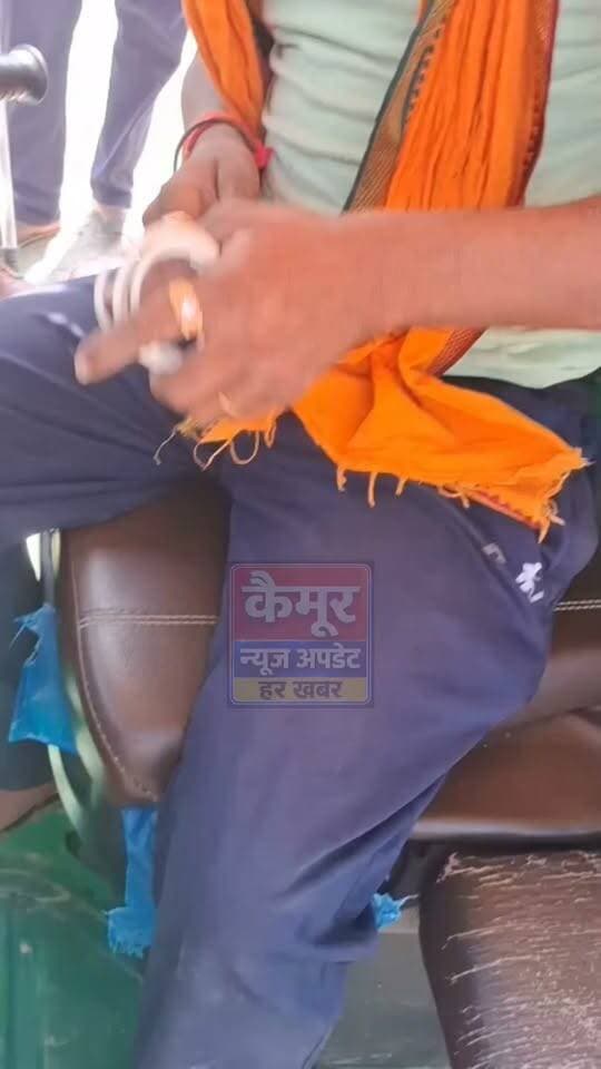 दुर्गावती पुलिस ने NH-19 पर चांद नहर के पास वाहन चेकिंग के दौरान शराब तस्करी का भंडाफोड़ किया है।
गुप्त सूचना के आधार पर एक टेंपो संख्या UP 67BT 1296 को जब्त किया गया। तलाशी के दौरान टेंपो से 108 लीटर देसी शराब बरामद की गई।
पुलिस ने टेंपो चालक सुनील कुमार, पिता स्व. अर्जुन राम, ग्राम गुरसरा, थाना रामगढ़, जिला कैमूर को गिरफ्तार कर लिया है।