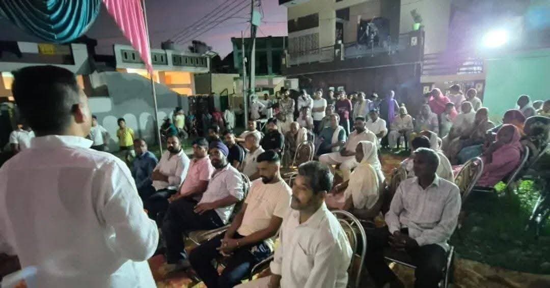 सढौरा विधानसभा क्षेत्र में अपनों के बीच पहुंचे बृजपाल छप्पर व सौरभ शर्मा, सुख-दुख में हुए शामिल
सढौरा। (राष्ट्रीय कदम) ब्यूरो: 13 सितंबर को बसपा के पूर्व प्रत्याशी बृजपाल छप्पर व सौरभ शर्मा ने सढौरा विधानसभा क्षेत्र के विभिन्न गांवों का दौरा किया। इस दौरान उन्होंने ग्रामीणों के बीच पहुंचकर उनके सुख-दुख में शामिल होने के साथ-साथ विभिन्न सामाजिक कार्यक्रमों में शिरकत की।
बृजपाल छप्पर व सौरभ शर्मा गंदापुरा, कान्हड़ी खुर्द, सबीलपुर, मनका, मनकी, अंटारी, छप्पर और सबलपुर सहित विभिन्न गांवों में पहुंचे। उन्होंने ग्रामीणों और परिचितों से मुलाकात कर उनका हालचाल जाना तथा सामाजिक एवं पारिवारिक कार्यक्रमों में अपनी सहभागिता दर्ज कराई।
इस दौरान ग्रामीणों ने दोनों का स्वागत किया और क्षेत्र से जुड़े विभिन्न मुद्दों पर चर्चा भी की। बृजपाल छप्पर ने कहा कि लोगों के सुख-दुख में उनके बीच मौजूद रहना सामाजिक जिम्मेदारी है। क्षेत्रवासियों के साथ उनका जुड़ाव लगातार बना हुआ है और वे भविष्य में भी लोगों के बीच रहकर उनकी समस्याओं को समझने का प्रयास करते रहेंगे।
दौरे के दौरान सौरभ शर्मा ने भी ग्रामीणों से मुलाकात कर सामाजिक भाईचारे और आपसी सहयोग को मजबूत करने पर जोर दिया।