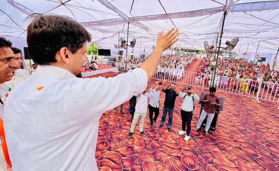 भिवानी को सूखाग्रस्त घोषित कर स्पेशल गिरदावरी हो, किसानों को मुआवजा दे सरकार : दीपेन्द्र हुड्डा
बोले- साढ़े 12 साल में भिवानी को नहीं मिली कोई बड़ी नई विकास परियोजना, सरकार पर लगाए कई गंभीर आरोप
भिवानी, 13 सितंबर (राष्ट्रीय कदम) ब्यूरो: सांसद दीपेन्द्र सिंह हुड्डा ने भिवानी में आयोजित शहरी ब्लॉक कांग्रेस कार्यकर्ता सम्मेलन में बतौर मुख्य अतिथि शिरकत की। इस दौरान उन्होंने प्रदेश सरकार पर किसानों और विकास के मुद्दे को लेकर निशाना साधा। दीपेन्द्र हुड्डा ने कहा कि इस बार पर्याप्त बारिश नहीं होने के कारण भिवानी में सूखे जैसी स्थिति बनी हुई है, जिससे किसानों को काफी नुकसान उठाना पड़ा है।
उन्होंने सरकार से भिवानी को सूखाग्रस्त घोषित करने, स्पेशल गिरदावरी करवाने और प्रभावित किसानों को उचित मुआवजा देने की मांग की।
दीपेन्द्र हुड्डा ने आरोप लगाया कि भाजपा सरकार के करीब साढ़े 12 वर्षों के कार्यकाल में भिवानी के विकास के लिए कोई नई बड़ी परियोजना नहीं दी गई। उन्होंने कहा कि इस दौरान नए स्कूल, अस्पताल और यूनिवर्सिटी बनाने के बजाय भाजपा के आलीशान कार्यालय जरूर बने हैं।
‘देश-प्रदेश का विकास नहीं, भाजपा के बैंक अकाउंट का विकास हुआ’
कांग्रेस सांसद ने भाजपा पर आर्थिक मुद्दों को लेकर भी निशाना साधा। उन्होंने आरोप लगाया कि देश की आर्थिक स्थिति खराब हुई है, जबकि भाजपा की आर्थिक स्थिति मजबूत हुई है। उन्होंने कहा कि कांग्रेस के लंबे राजनीतिक कार्यकाल के बावजूद पार्टी के खाते में सीमित धनराशि है, जबकि भाजपा के खाते में हजारों करोड़ रुपये घोषित रूप से जमा हैं।
उन्होंने कहा कि “विकास हुआ तो भाजपा के बैंक अकाउंट और कैश का विकास हुआ।”
हरियाणा सरकार पर वादे पूरे नहीं करने का आरोप
दीपेन्द्र हुड्डा ने मुख्यमंत्री पर भी निशाना साधते हुए कहा कि हरियाणा में किए गए वादे पूरे नहीं किए जा रहे, जबकि दूसरे चुनावी राज्यों में जाकर बड़ी-बड़ी बातें की जा रही हैं। उन्होंने भाजपा सरकार की कार्यप्रणाली पर सवाल उठाते हुए कहा कि प्रदेश के लोगों को किए गए वादों को पूरा करने की दिशा में सरकार को गंभीरता से काम करना चाहिए।
सफाई कर्मचारियों के मुद्दे पर भी घेरा
उन्होंने सफाई कर्मचारियों का मुद्दा उठाते हुए दावा किया कि भाजपा सरकार के पास सफाई कर्मचारियों को देने के लिए पैसे नहीं हैं। उन्होंने कहा कि पूर्ववर्ती कांग्रेस सरकार के कार्यकाल में 27 हजार सफाई कर्मचारियों को लगाया गया था और उन्हें पक्का करने की नीति बनाई गई थी, जिसे उन्होंने सुप्रीम कोर्ट द्वारा भी सही ठहराए जाने का दावा किया।
सम्मेलन के दौरा