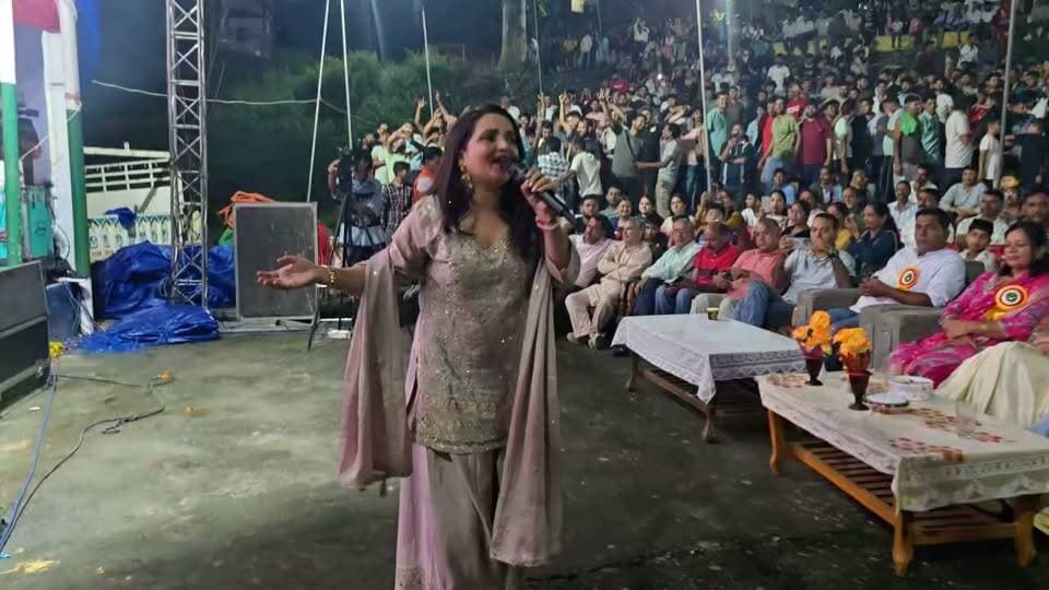 हिमाचली लोक गायिका ममता भारद्वाज की सुरीली आवाज ने पंडोह में समां बांध दिया। उनके मधुर गीतों की प्रस्तुति पर लोग झूम उठे और कार्यक्रम का भरपूर आनंद लिया।