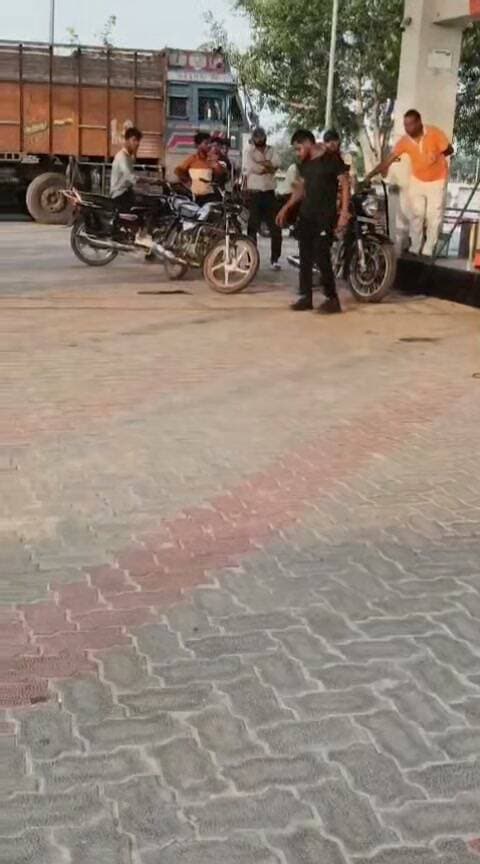 साइड नहीं देने पर दबंगों ने पत्रकार को पीटा, वीडियो वायरल
फिरोजाबाद। नारखी थाना क्षेत्र के कोटला स्थित एक पेट्रोल पंप के पास साइड न देने के विवाद में बाइक सवार दबंगों ने एक पत्रकार की जमकर पिटाई कर दी। घटना के बाद पेट्रोल पंप पर काफी देर तक हंगामा होता रहा। मारपीट का वीडियो सोशल मीडिया पर जमकर वायरल हो रहा है।
जानकारी के अनुसार, पीड़ित पत्रकार थाना फरिहा क्षेत्र के निवासी हैं। बताया जा रहा है कि रास्ते में गाड़ी साइड न देने की छोटी सी बात को लेकर बाइक सवार दबंगों ने पत्रकार की गाड़ी रुकवा ली। इसके बाद दबंगों ने उनके साथ हाथापाई और मारपीट शुरू कर दी। पेट्रोल पंप पर मौजूद लोगों के सामने ही काफी देर तक हंगामा चलता रहा। घटना के बाद स्थानीय पुलिस मामले की जांच में जुट गई है।