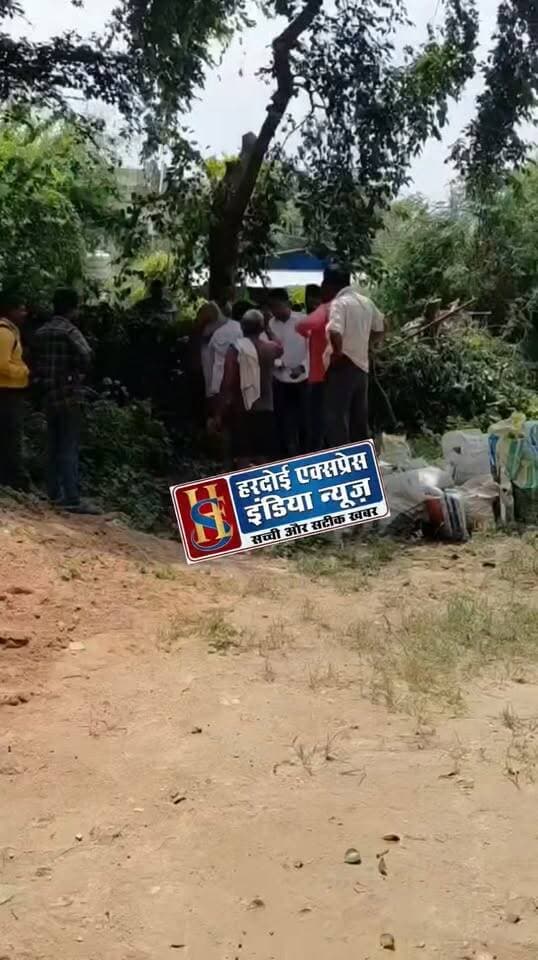 रास्ते की भूमि पर कब्जे की जांच के दौरान दो पक्ष भिड़े, शांति भंग में कार्रवाई
इनायतनगर थाना क्षेत्र के इनायतनगर पूरे कोटवा गांव में सरकारी अभिलेखों में दर्ज रास्ते की भूमि पर कथित अवैध कब्जे की शिकायत की जांच के दौरान दो पक्षों में विवाद हो गया। कहासुनी के बाद दोनों पक्षों में मारपीट शुरू हो गई। मौके पर मौजूद लेखपाल ने बीचबचाव का प्रयास किया, लेकिन विवाद बढ़ता देख अधिकारियों को सूचना दी।
पुलिस ने दोनों पक्षों को थाने लाकर शांति भंग के तहत कार्रवाई की और एसडीएम न्यायालय में पेश किया।
ग्रामीणों ने रास्ते की भूमि पर अवैध कब्जे की शिकायत तहसील प्रशासन से की थी। बुधवार को क्षेत्रीय लेखपाल बिंदु विज्ञान सिंह जांच करने पहुंचे थे। इसी दौरान दोनों पक्षों के लोग वहां पहुंच गए और कहासुनी के बाद हाथापाई होने लगी। लेखपाल ने मामले को शांत कराने का प्रयास किया, लेकिन स्थिति बिगड़ती देख एसडीएम मिल्कीपुर पवन कुमार शर्मा को सूचना दी। एसडीएम के निर्देश पर प्रभारी निरीक्षक राजेश कुमार सिंह ने पुलिस बल मौके पर भेजा।
फुरकान अहमद ने आरोप लगाया कि मोहम्मद अलीम और उनके बेटे अकलीम, कैफ, अफजल व तस्लीम आदि रास्ते की भूमि पर कब्जा कर रहे थे। जांच के दौरान मौके पर पहुंचने पर उनके साथ मारपीट की गई और धमकी दी गई। उन्होंने मोबाइल में घटना का वीडियो होने की बात कही है।
वहीं दूसरे पक्ष की अलीमुल निशा ने आरोप लगाया कि वह अपने बेटों अकलीम और कैफ के साथ पुश्तैनी कुएं व हैंडपंप के पास सफाई कर रही थीं। तभी फुरकान सहित अन्य लोगों ने उनके बेटों के साथ मारपीट की और धमकी दी।
लेखपाल बिंदु विज्ञान सिंह ने बताया कि रास्ते की भूमि पर कब्जे की शिकायत की जांच करने पहुंचे थे। इसी दौरान दोनों पक्षों में विवाद शुरू हो गया। प्रभारी निरीक्षक राजेश कुमार सिंह ने बताया कि दोनों पक्षों में हाथापाई हुई थी। किसी को गंभीर चोट नहीं आई है। दोनों पक्षों के खिलाफ शांति भंग के तहत कार्रवाई की गई है।