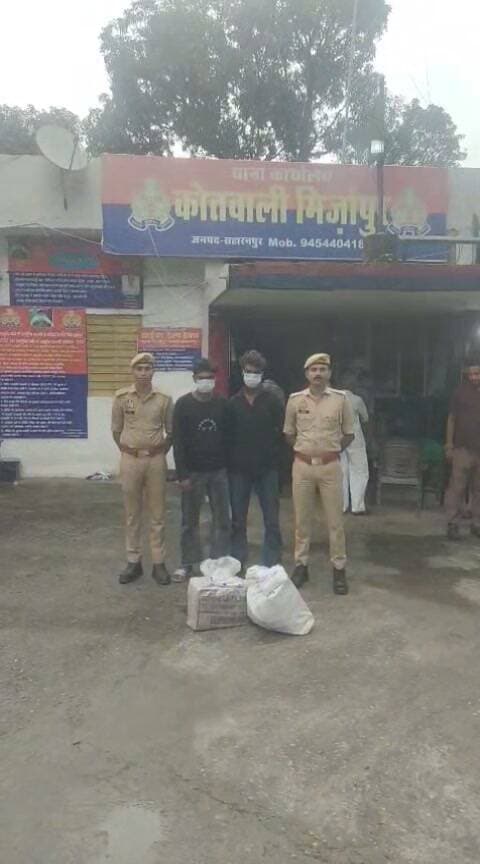 मिर्जापुर पुलिस ने 2 शातिर शराब तस्करों को किया गिरफ्तार, 24 बोतल हरियाणा मार्का अवैध शराब बरामद
सहारनपुर: शराब तस्करी और बिक्री की रोकथाम को लेकर चलाए जा रहे अभियान के तहत थाना मिर्जापुर पुलिस ने चेकिंग के दौरान दो शातिर शराब तस्करों को गिरफ्तार किया है। पुलिस ने दोनों आरोपियों के कब्जे से कुल 24 बोतल हरियाणा मार्का अवैध देशी शराब बरामद की।
पुलिस के अनुसार, मुखबिर की सूचना पर 12 सितंबर की रात मिर्जापुर बिजलीघर के पास चेकिंग के दौरान अर्पण और अनीस, निवासी ताजेवाला, थाना प्रतापनगर, जिला यमुनानगर, हरियाणा को गिरफ्तार किया गया। दोनों के कब्जे से 12-12 बोतल देशी शराब बरामद हुई।
गिरफ्तारी और बरामदगी के आधार पर थाना मिर्जापुर में मु0अ0सं0 291/26, धारा 60/63 आबकारी अधिनियम के तहत मुकदमा दर्ज किया गया है। पुलिस के मुताबिक, दोनों आरोपियों के खिलाफ पूर्व में भी कई मुकदमे दर्ज हैं। आवश्यक कानूनी कार्रवाई के बाद आरोपियों को न्यायालय के समक्ष पेश किया जा रहा है।
#Saharanpur #SaharanpurPolice #MirzapurPolice #LiquorSmuggling #IllegalLiquor