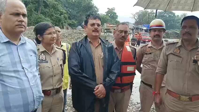 माता शाकुम्भरी देवी मेले में श्रद्धालुओं की सुरक्षा को लेकर मॉकड्रिल, आपात स्थिति से निपटने की तैयारी
सहारनपुर: थाना मिर्जापुर क्षेत्र स्थित माता शाकुम्भरी देवी मंदिर परिसर में 13 से 26 सितंबर तक चलने वाले झण्डा मेले के दौरान श्रद्धालुओं की सुरक्षा को सर्वोच्च प्राथमिकता देते हुए पुलिस-प्रशासन ने संयुक्त मॉकड्रिल की। बारिश और नदी के तेज बहाव जैसी आकस्मिक परिस्थितियों से निपटने के लिए सहारनपुर पुलिस, SDRF, फायर ब्रिगेड, सिविल डिफेन्स एवं प्रशासन की टीमों ने रेस्क्यू ऑपरेशन का अभ्यास किया।
मॉकड्रिल के दौरान डूबते व्यक्तियों के रेस्क्यू, रस्से के सहारे श्रद्धालुओं की सुरक्षित निकासी और एम्बुलेंस सहायता का अभ्यास किया गया। उद्देश्य आपात स्थिति में त्वरित कार्रवाई कर श्रद्धालुओं को सुरक्षित स्थान तक पहुंचाना है।
पुलिस अधीक्षक यातायात श्री शैलेन्द्र कुमार श्रीवास्तव
#Saharanpur #Mirzapur #ShakumbhariDevi #ShakumbhariDeviTemple #JhandaMela #MelaSecurity #