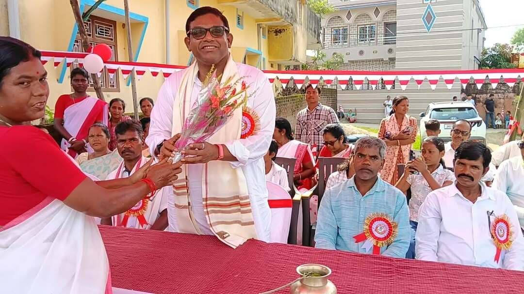 लोहरदगा के सोबरन टोली मे विधायक मद से नव निर्मित आदिवासी अखड़ा का भव्य उद्घाटन, ग्राम प्रधान एवं पहान-पुजार के साथ रोहित उरांव ने किया लोकार्पण
IHQ PUBLIC INDIA
आदिवासी रीति-रिवाज और पारंपरिक तरीके से हुआ अतिथियों का स्वागत। महिलाओं ने पारंपरिक अंदाज में रोहित उरांव का स्वागत किया।
विधायक मद से निर्मित अखड़ा के उद्घाटन समारोह में दिखी आदिवासी संस्कृति, परंपरा और उत्साह की खूबसूरत झलक।
देखिए समारोह की खास तस्वीरें और संस्कृति से जुड़ी यादगार झलकियां।
#लोहरदगा #सोबरनटोली #आदिवासीअखड़ा #आदिवासीसंस्कृति #करमापर्व #JharkhandNews #Lohardaga #IHQPublicIndia