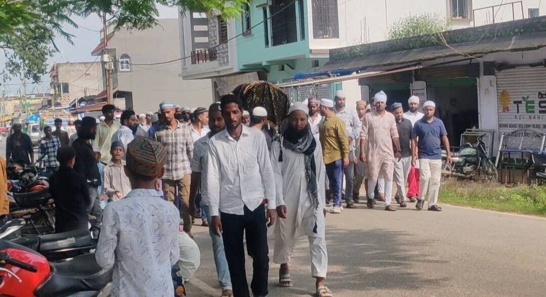 46 साल पहले पति का साथ छूटा, फिर बेटी और फिर इकलौता बेटा भी दुनिया से चला गया… आज मामी भी अल्लाह को प्यारी हो गईं। 🤲
मेरे मामा का इंतकाल हुए 46 वर्ष से अधिक का वक्त गुजर चुका है। उनके इंतकाल के बाद मेरी मामी ने अपने एक बेटे और एक बेटी के साथ जिंदगी का सफर तय किया। बच्चों को पाल-पोसकर बड़ा किया, बेटी की शादी की और बेटे की भी शादी कर अपनी जिम्मेदारियां निभाती रहीं।
लेकिन जिंदगी ने उन्हें एक के बाद एक गहरे सदमे दिए। करीब 8 वर्ष पहले बेटी का इंतकाल हो गया, और करीब 2 वर्ष पहले इकलौता बेटा भी इस दुनिया को छोड़कर चला गया। पति, बेटी और बेटे को खोने के बाद भी मामी ने सब्र का दामन नहीं छोड़ा।
बेटे के पीछे उसकी बेगम और तीन बच्चे—एक बेटा और दो बेटियां रह गए। एक बेटी की शादी हो चुकी है, बेटा अभी पढ़ाई कर रहा है और दूसरी बेटी की शादी बाकी है। मामी अपनी बहू और पोते-पोतियों के सहारे जिंदगी के बाकी दिन गुजार रही थीं।
लेकिन गंभीर बीमारी से जूझते हुए आखिरकार आज 13 सितंबर 2026 को उन्होंने आखिरी सांस ली और इस फानी दुनिया से रुखसत होकर अपने रब के पास चली गईं।
आज लोहरदगा कब्रिस्तान में उन्हें सुपुर्द-ए-खाक किया गया।
या अल्लाह! मेरी मामी की मगफिरत फरमा, उनकी कब्र को नूर से भर दे और उन्हें जन्नतुल फिरदौस में आला मुकाम अता फरमा। 🤲
पीछे रह गए परिवार को सब्र-ए-जमील अता फरमा।
इन्ना लिल्लाहि व इन्ना इलैहि राजिऊन।
आमीन या रब्बुल आलमीन।
— इमरान हुसैन