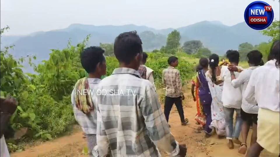 📍 କୋରାପୁଟ ସୀମାନ୍ତରେ ଦୁର୍ଦ୍ଦଶା!
ରାସ୍ତା ନାହିଁ, ଭାର ହେଲା ଆମ୍ବୁଲାନ୍ସ!
୧୦ କିମି ବୋହି ରୋଗୀଙ୍କୁ ମୁଖ୍ୟ ରାସ୍ତାକୁ ଆଣିଲେ ପରିବାର
ଆନ୍ଧ୍ର–ଓଡ଼ିଶା ସୀମାନ୍ତ ଶୁଙ୍କି ପଞ୍ଚାୟତର ଝାଙ୍କରଗୁଡ଼ା ଗ୍ରାମ। ଗାଁକୁ ଯିବା ପାଇଁ ରାସ୍ତା ନଥିବାରୁ ଅସୁସ୍ଥ ମହିଳା ରୋଗୀଙ୍କୁ ଭାରରେ ପ୍ରାୟ ୧୦ କିଲୋମିଟର ବୋହି ମୁଖ୍ୟ ରାସ୍ତାକୁ ଆଣିବାକୁ ପଡ଼ିଲା। ପରେ ଅଟୋ ଯୋଗେ ରୋଗୀଙ୍କୁ ଆନ୍ଧ୍ରପ୍ରଦେଶର ସାଲୁରୁ ନିଆଯାଇଥିଲା ଚିକିତ୍ସା ପାଇଁ।ରାସ୍ତା ନଥିବାରୁ ଆଜି ବି ଗାଁରେ ପହଞ୍ଚୁନି ଆମ୍ବୁଲାନ୍ସ!
ବିକାଶର ଦାବି ମଧ୍ୟରେ ଏଭଳି ଦୁର୍ଦ୍ଦଶା କେବେ ସରିବ?
#Koraput #Sunki #Jhangarguda #Odisha #AndhraOdishaBorder #RoadProblem #Healthcare #VillageRoad #KoraputNews #newodishatv #VoiceOfOdisha #Odisha