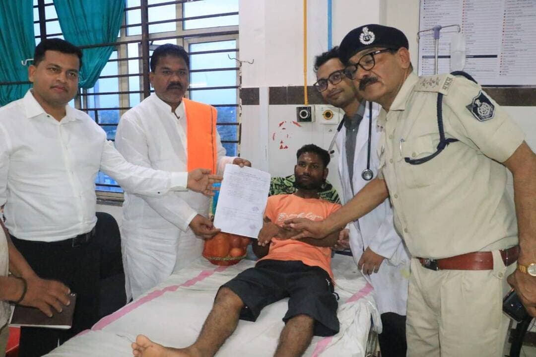 मेडिकल कॉलेज पहुंचकर आयोग सदस्य ने घायल विक्रम अहिरवार का जाना हाल-चाल
..
मध्य प्रदेश राज्य अनुसूचित जाति आयोग के सदस्य श्री बारेलाल अहिरवार ने आज विदिशा मेडिकल कॉलेज पहुंचकर कृषि उपज मंडी सिरोंज में हुई घटना में घायल श्री विक्रम अहिरवार पुत्र भुजबल अहिरवार से मुलाकात कर उनका हाल-चाल जाना। उन्होंने पीड़ित से संवाद कर घटना की पूरी जानकारी ली तथा उन्हें हर संभव मदद उपलब्ध कराने का आश्वासन दिया।
आयोग के सदस्य श्री अहिरवार ने कहा कि घटना के आरोपियों को गिरफ्तार कर लिया गया है और उनके विरुद्ध कड़ी से कड़ी कार्रवाई की जाएगी। उन्होंने पीड़ित को आश्वस्त किया कि मामले में दोषियों को किसी भी स्थिति में बख्शा नहीं जाएगा।
आयोग के सदस्य श्री बारेलाल अहिरवार ने अनुसूचित जाति-जनजाति प्रतिकार सहायता के अंतर्गत प्रारंभिक तौर पर 25 हजार रुपये की सहायता राशि एवं फलों की टोकरी घायल श्री विक्रम अहिरवार को मेडिकल कॉलेज पहुंचकर प्रदान की। उन्होंने कहा कि पीड़ित को उचित चिकित्सीय सुविधा उपलब्ध कराने के लिए पृथक वार्ड में शिफ्ट कर आवश्यक चिकित्सा प्रबंध सुनिश्चित किए जाएंगे।
गौरतलब है कि कृषि उपज मंडी सिरोंज में हुए विवाद में श्री विक्रम अहिरवार घायल हो गए थे। प्रशासन द्वारा उन्हें बेहतर उपचार उपलब्ध कराने के उद्देश्य से विदिशा मेडिकल कॉलेज में भर्ती कराया गया है, जहां उनका उपचार जारी है।
मध्य प्रदेश राज्य अनुसूचित जाति आयोग के सदस्य श्री बारेलाल अहिरवार ने कहा कि आरोपियों के विरुद्ध राष्ट्रीय सुरक्षा कानून के तहत सख्त कार्रवाई की जाएगी तथा पीड़ित को न्याय दिलाने के लिए आयोग की ओर से हरसंभव सहयोग किया जाएगा। प्राप्त जानकारी अनुसार श्री बारेलाल अहिरवार सोमवार 14 सितंबर सोमवार को कृषि उपज मंडी सिरोंज पहुंचकर घटना में घायल पीड़ित श्री विक्रम अहिरवार के परिवार जनों से भी भेंट करेंगे। इस दौरान मेडिकल कॉलेज में विदिशा एसडीएम श्री मनीष जैन और सीएसपी सहित अन्य मौजूद रहे। #Vidisha