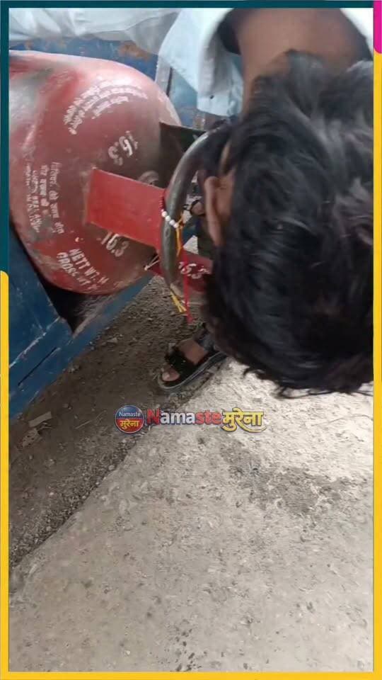 गैस सिलेंडर में निकल रहा पानी जब ग्राहक रोशन गैस एजेंसी पहुंचा तो वहां से उसे गोदाम भेज दिया और गोदाम से यह कहकर लौटा दिया गया कि एजेंसी जाओ
अब ग्राहक परेशान है वीडियो हो रहा वायरल