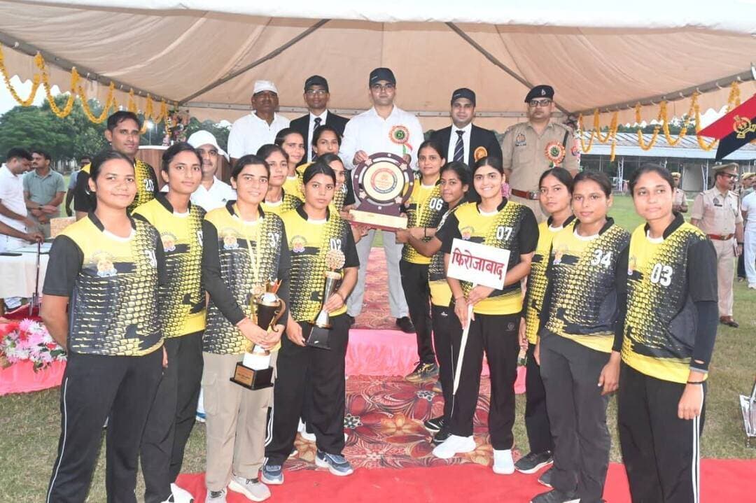 फिरोजाबाद पुलिस का डबल धमाका - हॉकी में पुरुष और महिला टीम बनीं चैंपियन 🏆
आज दिनांक 13-09-2026 को पुलिस लाइन ग्राउंड फिरोजाबाद में 19वीं अन्तर्जनपदीय पुलिस हॉकी प्रतियोगिता वर्ष-2026 आगरा जोन का फाइनल मुकाबला खेला गया।
फाइनल में फिरोजाबाद पुलिस ने शानदार खेल दिखाते हुए पुरुष और महिला दोनों वर्गों में आगरा को हराकर विजेता का खिताब जीत लिया। आगरा की टीम उपविजेता रही।
मैच के बाद वरिष्ठ पुलिस अधीक्षक आदित्य लांग्हे और अपर पुलिस अधीक्षक राजेश घुनावत ने विजेता और उपविजेता टीमों को बधाई दी और उनके उज्ज्वल भविष्य की कामना की।
इस दौरान सहायक पुलिस अधीक्षक / क्षेत्राधिकारी लाइन्स जयबिंद कुमार गुप्ता, क्षेत्राधिकारी अपराध शेखर सेंगर सहित अन्य अधिकारी व कर्मचारी मौजूद रहे।
सभी खिलाड़ियों ने खेल भावना और अनुशासन के साथ बेहतरीन प्रदर्शन किया।
#FirozabadPolice #AgraZone #PoliceHockey #FirozabadNews #UPPolice #ViralNews #Share