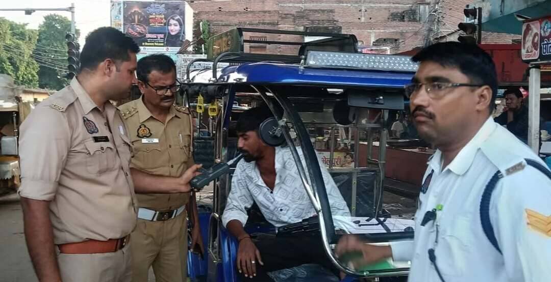 फिरोजाबाद यातायात नियमों का उल्लंघन करने वालों पर कड़ी कार्रवाई, हेलमेट बैंक के माध्यम से जागरूकता अभियान
वरिष्ठ पुलिस अधीक्षक आदित्य लांग्हे के निर्देशन में यातायात व्यवस्था को सुचारु एवं सुरक्षित बनाए रखने हेतु यातायात नियमों का उल्लंघन करने वाले वाहन चालकों के विरुद्ध लगातार कड़ी विधिक कार्यवाही की जा रही है।
यातायात पुलिस एवं थाना पुलिस द्वारा प्रमुख चौराहों, मार्गों एवं संवेदनशील स्थानों पर नियमित चेकिंग अभियान चलाकर बिना हेलमेट, बिना सीट बेल्ट, गलत दिशा में वाहन चलाने, नाबालिगों द्वारा वाहन चलाने सहित अन्य यातायात नियमों के उल्लंघन पर नियमानुसार कार्रवाई की जा रही है।
साथ ही हेलमेट बैंक के माध्यम से आमजन को हेलमेट का प्रयोग करने के लिए प्रेरित किया जा रहा है। पुलिस द्वारा वाहन चालकों को यातायात नियमों का पालन करने एवं स्वयं तथा अपने परिवार की सुरक्षा के लिए प्रत्येक बार ISI मार्क हेलमेट का प्रयोग करने हेतु जागरूक किया जा रहा है।
फिरोजाबाद पुलिस की अपील - यातायात नियमों का पालन करें, हेलमेट पहनें और सुरक्षित यात्रा करें।
#FirozabadPolice #SSPFirozabad #AdityaLanghe #TrafficRules #HelmetBank #FirozabadNews #UPPolice #DDMNews