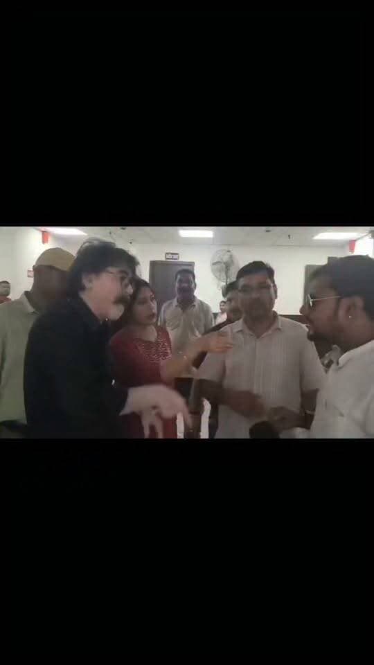 बिहार के सहरसा सदर अस्पताल में प्रभात खबर डिजिटल के पत्रकार के साथ मारपीट की घटना बेहद गंभीर और निंदनीय है। डॉक्टर जैसे जिम्मेदार पद पर बैठे व्यक्ति का भाषा और व्यवहार मर्यादित होना चाहिए।
पत्रकारों के साथ दुर्व्यवहार और मारपीट किसी भी परिस्थिति में स्वीकार्य नहीं है।
जो भी दोषी हैं, उनके खिलाफ निष्पक्ष जांच कर तत्काल उचित कार्रवाई होनी चाहिए। कानून सभी के लिए समान है—चाहे वह डॉक्टर हो या पत्रकार।