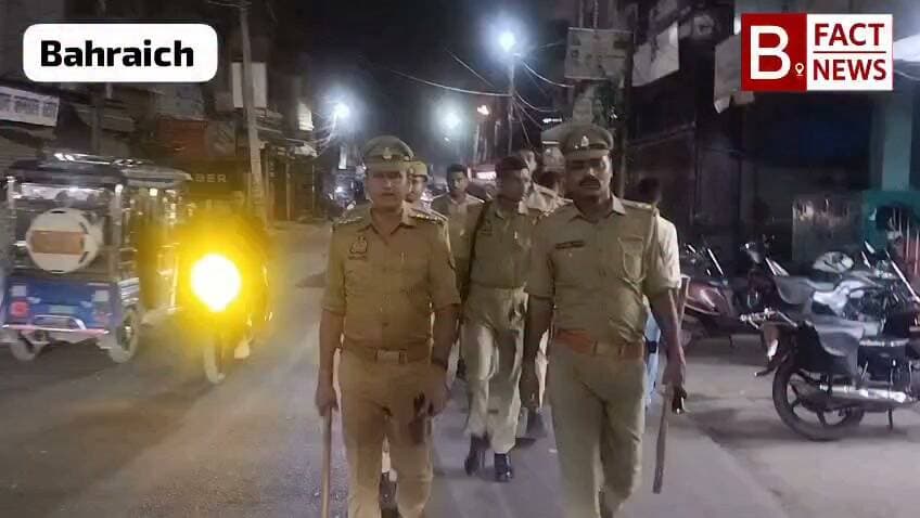 बहराइच: आगामी त्यौहारों को लेकर पुलिस सख्त, घंटाघर से तिकोनी बाग तक निकाला फ्लैग मार्च
बहराइच: आगामी त्यौहारों (हरतालिका तीज व गणेश चतुर्थी) के मद्देनजर सुरक्षा और कानून व्यवस्था बनाए रखने के लिए पुलिस बल ने शहर में पैदल फ्लैग मार्च किया।
यह मार्च घंटाघर से शुरू होकर टिकोनी बाग तक निकाला गया, जिसका नेतृत्व कोतवाली नगर प्रभारी (कोतवाल), घंटाघर चौकी इंचार्ज और रोडवेज चौकी इंचार्ज ने संयुक्त रूप से किया।
मार्च के दौरान अधिकारियों ने व्यापारियों और आम जनता से संवाद कर उन्हें सुरक्षा का अहसास दिलाया। साथ ही चेतावनी दी कि त्यौहारों के अवसर पर शांति व्यवस्था में खलल डालने वाले अराजक तत्वों के खिलाफ सख्त कार्रवाई की जाएगी।