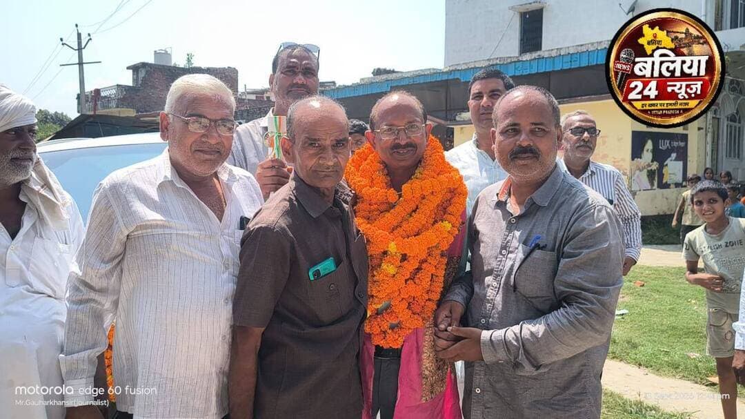 #राष्ट्रीय शिक्षक पुरस्कार से सम्मानित डॉ. इफ्तेखार खान का सिकन्दरपुर से किकोढ़ा तक भव्य स्वागत
बड़े भाई को याद कर भावुक हुए डॉ. इफ्तेखार खान, गांव में राजकीय इंटर कॉलेज और लाइब्रेरी बनवाने का किया ऐलान
बलिया, 14 सितम्बर, 2026।
#राष्ट्रपति के हाथों राष्ट्रीय शिक्षक पुरस्कार से सम्मानित होने के बाद पहली बार अपने पैतृक गांव किकोढ़ा पहुंचे डॉ. इफ्तेखार खान का रविवार को सिकन्दरपुर चौराहे से लेकर ग्रामसभा किकोढ़ा तक ग्रामीणों ने भव्य स्वागत किया। ग्राम प्रधान प्रतिनिधि सोनू यादव के नेतृत्व में आयोजित स्वागत कार्यक्रम में क्षेत्र के गणमान्य लोग, शिक्षक, छात्र और ग्रामीण बड़ी संख्या में मौजूद रहे।
सिकन्दरपुर चौराहे पर पहुंचते ही डॉ. इफ्तेखार खान का वार्ड नंबर 13 के सभासद हाजी शोएब, लड्डन भाई सहित उनके परिजनों ने फूल-मालाओं से जोरदार स्वागत किया। इसके बाद स्वागत जुलूस ग्रामसभा किकोढ़ा पहुंचा।
गांव पहुंचने पर उसी प्राथमिक विद्यालय परिसर में सम्मान समारोह आयोजित किया गया, जहां डॉ. इफ्तेखार खान ने अपनी प्रारंभिक शिक्षा ग्रहण की थी। विद्यालय के आंगन में सम्मान पाकर वह भावुक हो उठे। इस दौरान उन्होंने अपने बड़े भाई को याद करते हुए बचपन की स्मृतियां साझा कीं।
डॉ. इफ्तेखार खान ने कहा कि गांव में राजकीय इंटर कॉलेज स्थापित कराने के लिए उनका प्रयास लगातार जारी है। उन्होंने कहा कि क्षेत्र के बुजुर्गों का आशीर्वाद और ग्रामीणों का प्यार व सहयोग मिलता रहा तो गांव में जल्द ही राजकीय इंटर कॉलेज स्थापित कराने की दिशा में सफलता मिलेगी।
उन्होंने गांव में लाइब्रेरी स्थापित करने की भी घोषणा की। डॉ. इफ्तेखार खान ने राष्ट्रीय शिक्षक पुरस्कार के साथ प्राप्त 50 हजार रुपये की पुरस्कार राशि लाइब्रेरी निर्माण के लिए दान करने की घोषणा की। उनकी इस पहल की ग्रामीणों ने सराहना की। ग्राम प्रधान प्रतिनिधि सोनू यादव ने कहा कि गांव में लाइब्रेरी का निर्माण जल्द कराया जाएगा।
कार्यक्रम के दौरान क्षेत्र के जाने-माने शिक्षक एवं डॉ. इफ्तेखार खान के चचेरे भाई मास्टर बदरे आलम, अनवर कमाल खान, मन्नान खान, आनंद प्रताप सिंह, अमरनाथ यादव और सतेंद्र शर्मा सहित कई गणमान्य लोग मौजूद रहे। प्राथमिक विद्यालय किकोढ़ा के प्रधानाचार्य वसी अहमद ने भी डॉ. इफ्तेखार खान का स्वागत एवं सम्मान किया।
राष्ट्रीय शिक्षक पुरस्कार मिलने के बाद अपने गांव की मिट्टी पर लौटे डॉ. इफ्तेखार खान के सम्मान में उमड़ा जनसमूह क्षेत्र के लिए गौरव का क्षण रहा। ग्रामीणों ने कहा कि राष्ट्रपति के हाथों गांव के बेटे को मिला राष्ट्रीय सम्मान पूरे किकोढ़ा और बलिया के लिए गर्व की बात है।