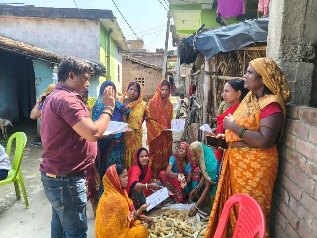 महिला एवं बाल विकास निगम, बेगूसराय द्वारा संचालित ‘बेटी बचाओ, बेटी पढ़ाओ’ योजना के अंतर्गत साहेबपुर कमाल प्रखंड अंतर्गत पूर्वी पंचायत, कल्याणपुर ग्राम स्थित राजकीयकृत उच्च विद्यालय, साहेबपुर कमाल में सखी वार्ता एवं ‘हर घर तिरंगा’ जागरूकता कार्यक्रम का आयोजन किया गया।
कार्यक्रम में छात्र-छात्राओं को महिला एवं बाल विकास निगम की विभिन्न योजनाओं के साथ-साथ बेटी बचाओ, बेटी पढ़ाओ, बाल विवाह प्रतिषेध अधिनियम-2006, साइबर क्राइम, POCSO Act-2012, नशा मुक्ति, पोषण माह, करियर काउंसलिंग सहित महिला एवं बाल सुरक्षा से संबंधित महत्वपूर्ण विषयों की जानकारी दी गई।
इस दौरान चाइल्ड हेल्पलाइन नंबर 1098, महिला हेल्पलाइन नंबर 181 एवं साइबर क्राइम टोल फ्री नंबर 1930 के संबंध में भी जागरूक किया गया। साथ ही कल्याणपुर ग्राम में डोर-टू-डोर जागरूकता अभियान चलाकर वन स्टॉप सेंटर एवं महिला हेल्पलाइन 181 की सेवाओं तथा पोषण माह के उद्देश्यों की जानकारी दी गई। कार्यक्रम में कुल 84 प्रतिभागियों ने भाग लिया।
IPRD Bihar
WCDC Bihar
#begusarai