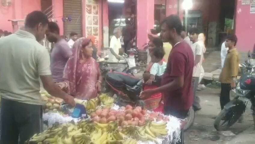 मदनपुर में तीज को लेकर बाजार गुलजार, साप्ताहिक बाजार में उमड़ी महिलाओं की भीड़
औरंगाबाद: हरितालिका तीज पर्व को लेकर मदनपुर प्रखंड मुख्यालय स्थित मुख्य बाजार सहित रविवारीय साप्ताहिक बाजार मदनपुर मेला में रविवार को जमकर खरीदारी हुई। सुबह से ही बाजार में सुहागिन महिलाओं की भारी भीड़ उमड़ी रही।हिंदू धर्म में हरितालिका तीज का विशेष महत्व है। इस दिन सुहागिन महिलाएं अपने पति की दीर्घायु एवं सुखी वैवाहिक जीवन के लिए निर्जला व्रत रखती हैं। पर्व को लेकर बाजार में श्रृंगार सामग्री की दुकानों पर सबसे अधिक भीड़ देखी गई। मेहंदी, चूड़ी, बिंदी, सिंदूर, महावर, साड़ी और लहंगा की दुकानों पर दिनभर खरीदारी होती रही।तीज को लेकर फल और पूजन सामग्री की बिक्री भी खूब हुई। बाजार में केला 50 से 60 रुपये दर्जन, सेब 120 रुपये प्रति किलो और अनरसा 120 रुपये प्रति किलो के भाव से बिका। वहीं सब्जी में व्रत को लेकर कंदा और झिंगी की मांग सबसे अधिक रही।मदनपुर मेला के फल विक्रेता सोनू कुमार ने बताया कि तीज पर्व को लेकर सेब, केला,अनरसा और पेड़किया और नारियल मांग में भारी बढ़ोतरी हुई है।खरीदारी करने आई स्थानीय महिला रीना देवी ने बताया कि हरितालिका तीज हम सुहागिन महिलाओं के लिए सबसे बड़ा पर्व होता है। इसको लेकर एक सप्ताह पहले से ही तैयारियां शुरू कर दी थीं। आज अंतिम दिन की खरीदारी के लिए बाजार आई हूं।