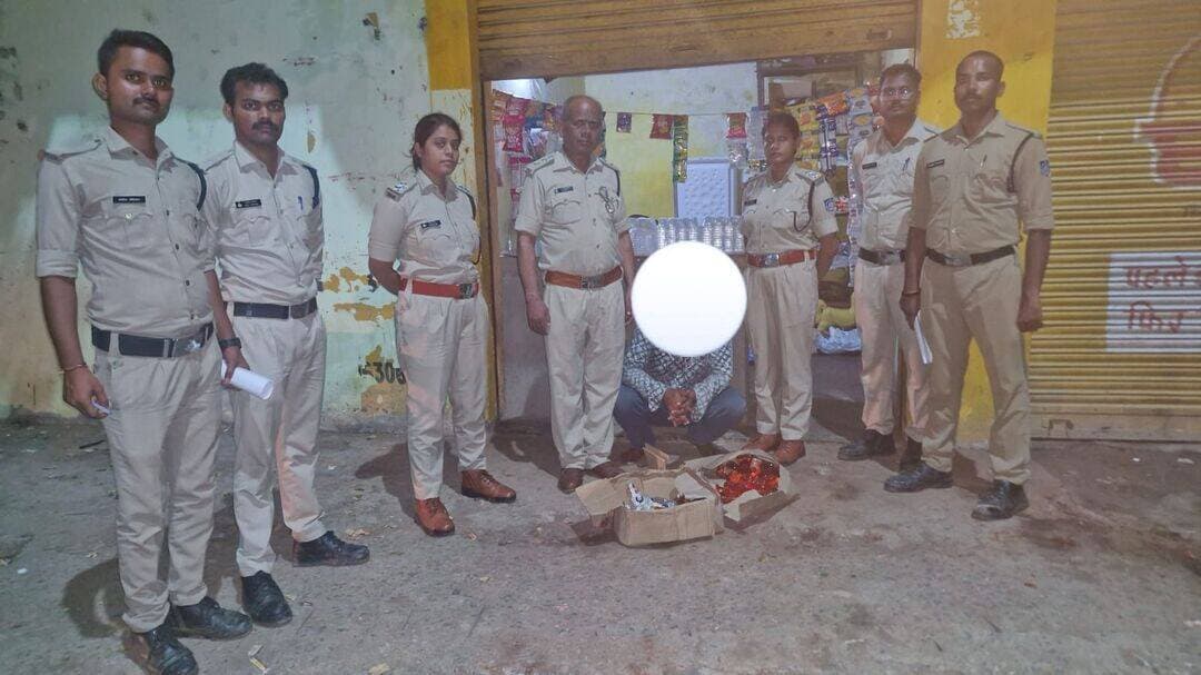 अवैध मदिरा के विरुद्ध आबकारी विभाग की कार्रवाई, 10.8 बल्क लीटर मदिरा जब्त
--
कलेक्टर श्रीमती जमुना भिड़े के निर्देशानुसार जिले में अवैध मदिरा के संग्रहण, परिवहन एवं विक्रय के विरुद्ध लगातार कार्रवाई की जा रही है। इसी क्रम में जिला आबकारी अधिकारी श्रीमती अमृता जैन के निर्देशन में आबकारी विभाग द्वारा ओरछा क्षेत्र में अवैध मदिरा के संग्रहण एवं विक्रय के विरुद्ध प्रभावी कार्रवाई की गई।
सहायक जिला आबकारी अधिकारी, जिला निवाड़ी श्री नरेंद्र प्रसाद अवस्थी के नेतृत्व में आबकारी विभाग की टीम द्वारा ओरछा क्षेत्र में कार्रवाई करते हुए अवैध मदिरा के संग्रहकर्ता/विक्रयकर्ता के विरुद्ध एक प्रकरण दर्ज किया गया। कार्रवाई के दौरान आरोपी के कब्जे से 25 पाव सादा देसी मदिरा एवं 35 पाव देसी मसाला मदिरा, कुल 10.8 बल्क लीटर अवैध मदिरा जप्त की गई।
आबकारी विभाग द्वारा आरोपी के विरुद्ध मध्यप्रदेश आबकारी अधिनियम, 1915 की धारा 34(1) के अंतर्गत प्रकरण पंजीबद्ध कर नियमानुसार कार्रवाई की गई है।
जिले में अवैध मदिरा के निर्माण, संग्रहण, परिवहन एवं विक्रय पर प्रभावी नियंत्रण के लिए आबकारी विभाग द्वारा लगातार निगरानी एवं कार्रवाई की जा रही है। विभाग द्वारा अवैध मदिरा के कारोबार में संलिप्त व्यक्तियों के विरुद्ध नियमानुसार सख्त कार्रवाई किए जाने की बात कही गई है।
उक्त कार्रवाई में आबकारी उप निरीक्षक श्रद्धा जैन एवं दीपा मरकाम, आबकारी आरक्षक देवेंद्र कुमार, शुभम चौधरी, अवधेश अहिरवार एवं साहिल अग्रवाल सहित आबकारी विभाग के समस्त स्टॉफ की महत्वपूर्ण भूमिका रही।
<nis:link nis:type=tag nis:id=jansamparkmp nis:value=jansamparkMP nis:enabled=true nis:link/> <nis:link nis:type=tag nis:id=niwari nis:value=niwari nis:enabled=true nis:link/>