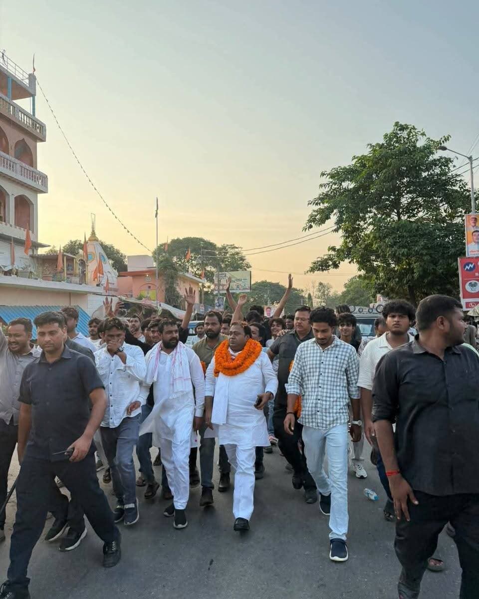 #Balrampur ! #उतरौला में हसीब खान का भव्य स्वागत, कार्यकर्ताओं में भरा उत्साह: जगह-जगह उमड़ा समर्थकों का जनसैलाब...
#उतरौला (#बलरामपुर)। #उतरौला विधानसभा क्षेत्र में उस समय सियासी हलचल तेज हो गई और कार्यकर्ताओं का जोश चरम पर पहुंच गया, जब प्रदेश उपाध्यक्ष एवं वरिष्ठ कांग्रेस नेता हसीब खान का क्षेत्र में प्रथम आगमन हुआ। उनके स्वागत के लिए पूरी विधानसभा में समर्थकों और स्थानीय नागरिकों का भारी जनसैलाब सड़क पर उतर आया।
उतरौला सीमा में प्रवेश करते ही जगह-जगह समर्थकों ने ढोल-नगाड़ों और फूल-मालाओं के साथ अपने प्रिय नेता का गगनभेदी नारों के बीच जोरदार अभिनंदन किया।
फक्कड़ दास चौराहे पर हुआ जोरदार स्वागत
कार्यक्रम के मुख्य पड़ाव फक्कड़ दास चौराहे पर हजारों की संख्या में मौजूद समर्थकों ने हसीब खान को माला पहनाकर और पुष्पवर्षा कर उनका भव्य स्वागत किया। इस दौरान पूरा चौराहा "कांग्रेस पार्टी जिंदाबाद" और हसीब खान के समर्थन में लग रहे नारों से गूंज उठा।
बाबा साहब को दी भावभीनी श्रद्धांजलि
स्वागत समारोह के पश्चात हसीब खान ने संविधान निर्माता बाबा साहब डॉ. भीमराव अंबेडकर की प्रतिमा पर माल्यार्पण कर उन्हें अपनी भावभीनी श्रद्धांजलि अर्पित की। उन्होंने उपस्थित जनसमूह को संबोधित करते हुए बाबा साहब के बताए मार्ग पर चलने और सामाजिक न्याय की लड़ाई को मजबूती से लड़ने का संकल्प दोहराया।
कार्यकर्ताओं में नई ऊर्जा का संचार
हसीब खान के इस दौरे से स्थानीय कांग्रेस कार्यकर्ताओं और समर्थकों में जबरदस्त उत्साह का माहौल है। पूरे क्षेत्र में इसे पार्टी के जनाधार को मजबूत करने और आगामी रणनीतियों के लिहाज से एक बड़े शक्ति प्रदर्शन के रूप में देखा जा रहा है।
#Balrampur #Utraula