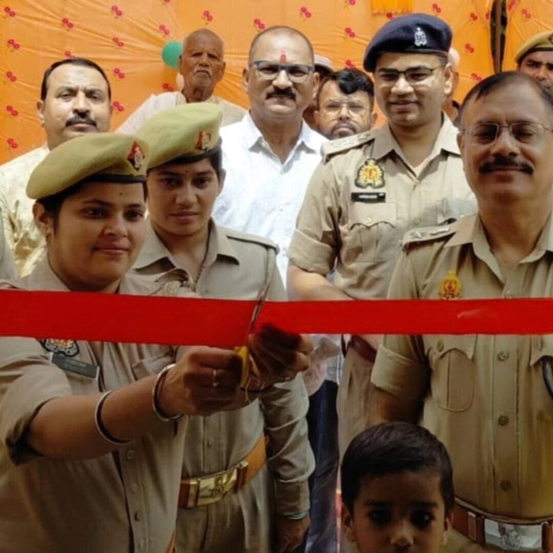 परिवार परामर्श केंद्र का मुख्य मकसद परिवारों को टूटने से बचाना है: एसपी
पुलिस कप्तान ने कोतवाली में स्थापित परिवार परामर्श केंद्र का उद्घाटन किया
कोंच में होगी सर्किल के चार थानों के पारिवारिक विवादों की काउंसलिंग
कोंच। जिले के पुलिस कप्तान विनय कुमार सिंह ने रविवार को कोतवाली में स्थापित परिवार परामर्श केंद्र का उद्घाटन किया। इस केंद्र में सर्किल के चार थानों कोंच, कैलिया, नदीगांव व एट से जुड़े पारिवारिक विवादों के मामलों की काउंसलिंग होगी। एसपी ने कहा, परिवार परामर्श केंद्र की स्थापना का मकसद परिवारों को टूटने से बचाना है। पब्लिक के बीच से नियुक्त किए गए काउंसलर विवादों को सुन कर आपसी सुलह समझौते के आधार पर मामलों को निपटाने की कोशिश करेंगे। इससे लोगों को पुलिस और अदालती झंझटों के इतर बेहतर परिणाम मिलने की उम्मीद की जा सकती है।
दोपहर 12 बजे कोंच पहुंचे पुलिस अधीक्षक विनय कुमार सिंह ने परिवार परामर्श केंद्र का फीता कोतवाली की महिला सिपाही से कटवाने के बाद कक्ष का निरीक्षण किया और पब्लिक के बीच से नियुक्त किए गए चारों काउंसलर्स पत्रकार पुरुषोत्तमदास रिछारिया, पूर्व सभासद जाहिद, शिक्षाविद डॉ सावित्री गुप्ता एवं समाजसेवी रजनी डेंगरे से परिचयात्मक मुलाकात कर उनकी भूमिका के बारे में चर्चा की। उन्होंने कहा, आज छोटी-छोटी बातों को लेकर पारिवारिक रिश्तों में जो दरकन आ रही है उससे परिवार बिखर रहे हैं। पुलिस में आने वाले ऐसे मामलों को देखने के लिए सर्किल लेवल पर परिवार परामर्श केंद्र स्थापित किए गए हैं जिनमें काउंसलर्स उभय पक्षों को सुनकर समस्याओं का बेहतर निदान खोजने की कोशिश करेंगे ताकि टूटते परिवारों को आपसी सहमति से फिर एक किया जा सके। उन्होंने पत्रकारों से बातचीत में कहा कि अभी जिला मुख्यालय पर परिवार परामर्श केंद्र चल रहा है जिससे वहां जिले भर के मामले इकट्ठा हो जाते हैं। अब सर्किल लेवल पर परामर्श केंद्र खोले गए हैं ताकि मामलों का गुणवत्तापूर्ण त्वरित समाधान हो सके। इस अवसर पर सीओ परमेश्वर प्रसाद, वरिष्ठ उपनिरीक्षक विमलेश कुमार, एसआई अशोक कुमार वर्मा आदि मौजूद रहे। इसके बाद एसपी ने बैरक और विवेचना कक्ष की निर्माणाधीन बिल्डिंग का भी अवलोकन किया और निर्माण एजेंसी को जल्द काम पूरा करने के निर्देश दिए।