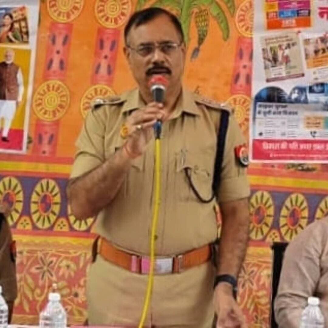 संकोच छोड़ें, चुप्पी तोड़ें, खुल कर बोलें महिलाएं: पुलिस कप्तान
पचीपुरी गांव में मिशन शक्ति के तहत आयोजित किया गया जागरूकता कार्यक्रम
कोंच। स्कूली बालिकाओं कामकाजी युवतियों और महिलाओं की सुरक्षा को लेकर शासन के निर्देश पर पुलिस विभाग लगातार जागरूकता अभियान चला रहा है। बालिकाएं एवं महिलाएं स्कूल, कॉलेज, बाजार या सार्वजनिक स्थानों अथवा कार्य स्थल पर किसी प्रकार की परेशानी महसूस करें तो शासन द्वारा जारी हेल्पलाइन नंबर्स का इस्तेमाल कर पुलिस से त्वरित सहायता प्राप्त कर सकतीं हैं। महिलाएं संकोच न करें, चुप्पी तोड़ें और खुल कर बोलें। यह बात जिले के पुलिस अधीक्षक विनय कुमार सिंह ने मिशन शक्ति के तहत रविवार को कोतवाली क्षेत्र के ग्राम पचीपुरी में आयोजित जन जागरूकता कार्यक्रम में कही।
मिशन शक्ति अभियान के तहत नारी शक्ति-नारी सम्मान के अंतर्गत प्राथमिक विद्यालय पचीपुरी में आयोजित कार्यक्रम में एसपी ने वहां उपस्थित बालिकाओं एवं महिलाओं को इंगित करते हुए कहा कि साइबर अपराध के प्रति भी उन्हें विशेष रूप से सतर्क रहने की जरूरत है। वर्तमान समय में साइबर ठगी और अन्य तरह के साइबर अपराधों के मामले बढ़ रहे हैं। ऐसे में अपने मोबाइल, बैंक खाते, ओटीपी, पासवर्ड और व्यक्तिगत जानकारी को लेकर सावधानी बरतने की जरूरत है। किसी भी अनजान के साथ संवेदनशील और व्यक्तिगत जानकारी साझा कतई न करें, संदिग्ध लिंक या मैसेज पर भी क्लिक न करें। उन्होंने कहा कि सुरक्षा और सम्मान दिलाना पुलिस की प्राथमिकता है, परेशानी होने पर बगैर किसी डर के थाना पुलिस से संपर्क कर सहायता प्राप्त की जा सकती है। मिशन शक्ति केंद्र प्रभारी पूनम यादव ने कहा कि यदि किसी बालिका अथवा महिला का शारीरिक या मानसिक शोषण, छेड़छाड़, उत्पीड़न या किसी अन्य प्रकार की हिंसा की जा रही है तो वह चुप न रहे। ऐसी स्थिति में परिजनों को जानकारी देने के साथ ही पुलिस से तत्काल मदद लेनी चाहिए, ताकि संबंधित के विरुद्ध कार्रवाई की जा सके। कार्यक्रम में सीओ परमेश्वर प्रसाद, ग्राम प्रधान नीतू सिंह, अतिरिक्त निरीक्षक कामता प्रसाद, पूनम देवी, एसएसआई विमलेश कुमार, एसआई अशोक कुमार वर्मा, प्रधान प्रतिनिधि अवधेश पटेल सहित बड़ी संख्या में गांव की महिलाएं मौजूद रहीं।