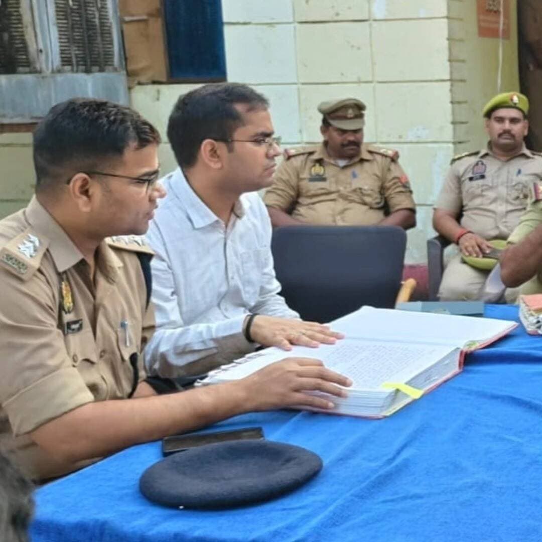 सुरक्षित गणेश विसर्जन व जल विहार को लेकर प्रशासन अलर्टः धनुतालाब का निरीक्षण किया
पीस कमेटी की बैठक में महोत्सव को सकुशल संपन्न कराने के लिए दिशा-निर्देश दिए
कोंच। कस्बे में 14 सितंबर से प्रारंभ होकर सप्ताह भर चलने वाले गणेश महोत्सव को शांतिपूर्ण ढंग से सकुशल संपन्न कराने के लिए अधिकारियों ने जहां पीस कमेटी के माध्यम से गणेश पंडालों के कार्यकर्ताओं से संवाद स्थापित कर जरूरी दिशा-निर्देश जारी किए, तो वहीं गणेश विसर्जन और जलविहार कार्यक्रमों को सुरक्षित ढंग से संपन्न कराने को विसर्जन स्थल का जायजा लिया है। शनिवार देर शाम एसडीएम अभिनव कुमार यादव और सीओ परमेश्वर प्रसाद ने धनु तालाब का निरीक्षण किया और वहां साफ-सफाई व अन्य जरूरी तैयारियों को लेकर संबंधित विभागों को दिशा-निर्देश दिए।
निरीक्षण के दौरान अधिकारियों ने तालाब के आसपास की साफ-सफाई, सुरक्षा और आने-जाने के रास्तों की तैयारियों को देखा। उन्होंने संबंधित अधिकारियों और कर्मचारियों को निर्देश दिए कि गणेश विसर्जन और जलविहार के दौरान श्रद्धालुओं को कोई परेशानी न हो। उन्होंने तालाब में सुरक्षा के पूरे इंतजाम करने को भी कहा। उन्होंने साफ निर्देश दिए कि आयोजन से पहले सभी व्यवस्थाएं ठीक कर ली जाएं। भीड़ को संभालने, रास्तों पर ट्रैफिक सही रखने और किसी भी इमरजेंसी से निपटने के लिए जरूरी इंतजाम समय पर पूरे किए जाएं। उन्होंने शोभायात्रा रूट पर गड्ढों को भरवाने की भी ताकीद की। इससे पूर्व कोतवाली में आयोजित शांति समिति की बैठक में भी अधिकारियों ने गणेश सेवा मंडलों के कार्यकर्ताओं को पंडाल निर्माण में सुरक्षा उपाय अपनाए जाने पर जोर दिया, शोभायात्रा में छोटे डीजे और वॉल्यूम कम रखने के साथ यह भी कहा कि जो भी भजन आदि बजें वो मर्यादित हों, ऐसा कुछ भी न करें जिससे किसी की भावनाएं आहत होती हों। इस दौरान जेई बिजली देवेंद्र उपाध्याय, अतिरिक्त निरीक्षक कामता प्रसाद, एसएसआई विमलेश कुमार, सुमित पांडे, शिवनारायण वर्मा, अशोक कुमार वर्मा, अभिषेक सिंह, राकेश पटेल, दीपू अग्रवाल, अमित नगाइच, गौरव सोनी, निखिल सोनी, अजय कुशवाहा सहित तमाम लोग मौजूद रहे।