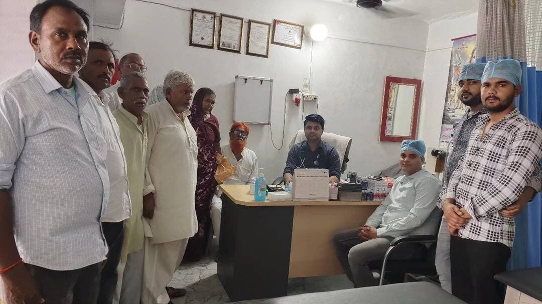 विमल क्लीनिक पर आयोजित स्वास्थ्य शिविर में देखे गए 105 मरीज
कोंच। मार्कंडेयश्वर तिराहा स्थित विमल क्लीनिक पर रविवार को स्वास्थ्य परीक्षण एवं जागरूकता शिविर का आयोजन किया गया जिसमें 105 मरीजों का स्वास्थ्य परीक्षण किया गया और जरूरी चिकित्सकीय परामर्श दिया गया।
शिविर में बाल रोग विशेषज्ञ, जनरल फिजिशियन एवं सर्जन डॉ. अमन आनंद (एमबीबीएस) तथा पीटी/ओपीटी फिजियोथेरेपिस्ट एवं नेत्र परीक्षक कुलदीप सिंह द्वारा मरीजों की जांच एवं परामर्श दिया गया। शिविर में आंख, नाक, कान एवं गला संबंधी रोग, कमर दर्द, घुटने का दर्द, शुगर, ब्लड प्रेशर, सिर दर्द, आंखों से धुंधला दिखना आदि को लेकर नेत्र परीक्षण की सुविधा उपलब्ध कराई गई। डॉ. अमन ने बदलते मौसम एवं बरसात को देखते हुए स्वास्थ्य के प्रति विशेष सतर्कता बरतने की सलाह दी। बताया कि मानसून के समय बैक्टीरिया, वायरस तथा मच्छरों के पनपने के कारण सर्दी-जुकाम, वायरल बुखार, डेंगू, मलेरिया और पेट से संबंधित संक्रमण जैसी बीमारियों का खतरा बढ़ जाता है। ऐसे में साफ-सफाई, संतुलित खानपान, स्वच्छ पानी का सेवन तथा मच्छरों से बचाव बेहद जरूरी है। स्वाइन फ्लू से बचाव के लिए भी सावधानी जरूरी है। उन्होंने स्वाइन फ्लू (एच1एन1 इन्फ्लूएंजा) से बचाव के लिए लोगों को जागरूक करते हुए कहा कि खांसी या छींक आने पर मास्क का प्रयोग करें और मुंह-नाक को ढककर रखें। हाथों को साबुन और पानी से बार-बार धोएं तथा बीमार व्यक्ति के साथ नजदीकी संपर्क और अनावश्यक भीड़भाड़ से बचें। पर्याप्त आराम और पानी का सेवन भी जरूरी है। उन्होंने कहा कि तेज बुखार, सांस लेने में परेशानी, सीने में दर्द, अत्यधिक कमजोरी अथवा स्वास्थ्य की स्थिति बिगड़ने पर बिना देरी किए चिकित्सक से संपर्क करना चाहिए। उन्होंने अभिभावकों को सलाह दी कि बरसात के मौसम में छोटे बच्चों के स्वास्थ्य पर विशेष ध्यान दें। तेज बुखार, लगातार उल्टी-दस्त, अत्यधिक सुस्ती, सांस लेने में परेशानी, शरीर पर असामान्य दाने या पानी की कमी के लक्षण दिखाई दें तो घरेलू उपचार में समय न गंवाते हुए चिकित्सकीय सलाह लें। शिविर में फार्मासिस्ट ज्योत्सना, अमन गौतम, अभिषेक, तौफीक भदेवरा, गीता तिवारी आदि ने सहयोग किया।